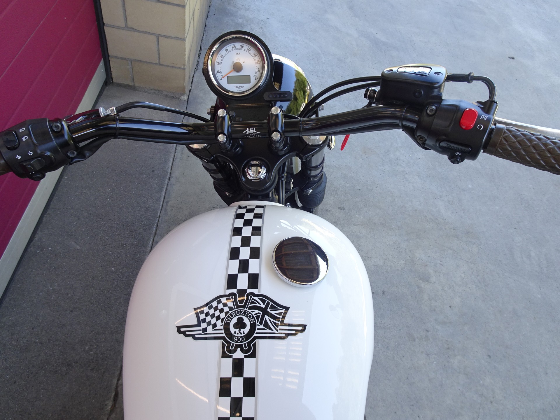 TRIUMPH Thruxton 900 i ACE-image-5