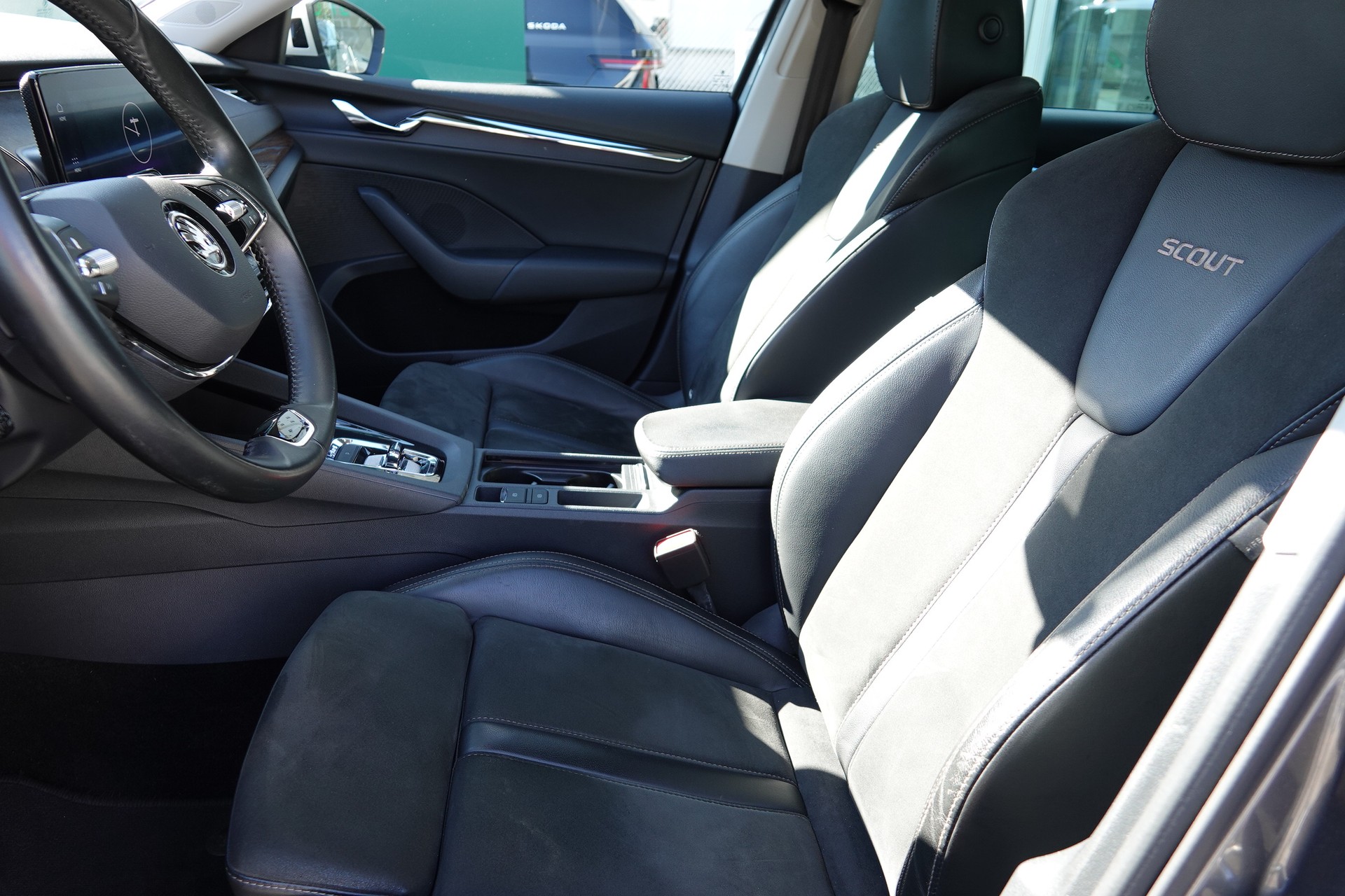 SKODA Octavia Scout 2.0 TDI 4x4 DSG-image-9