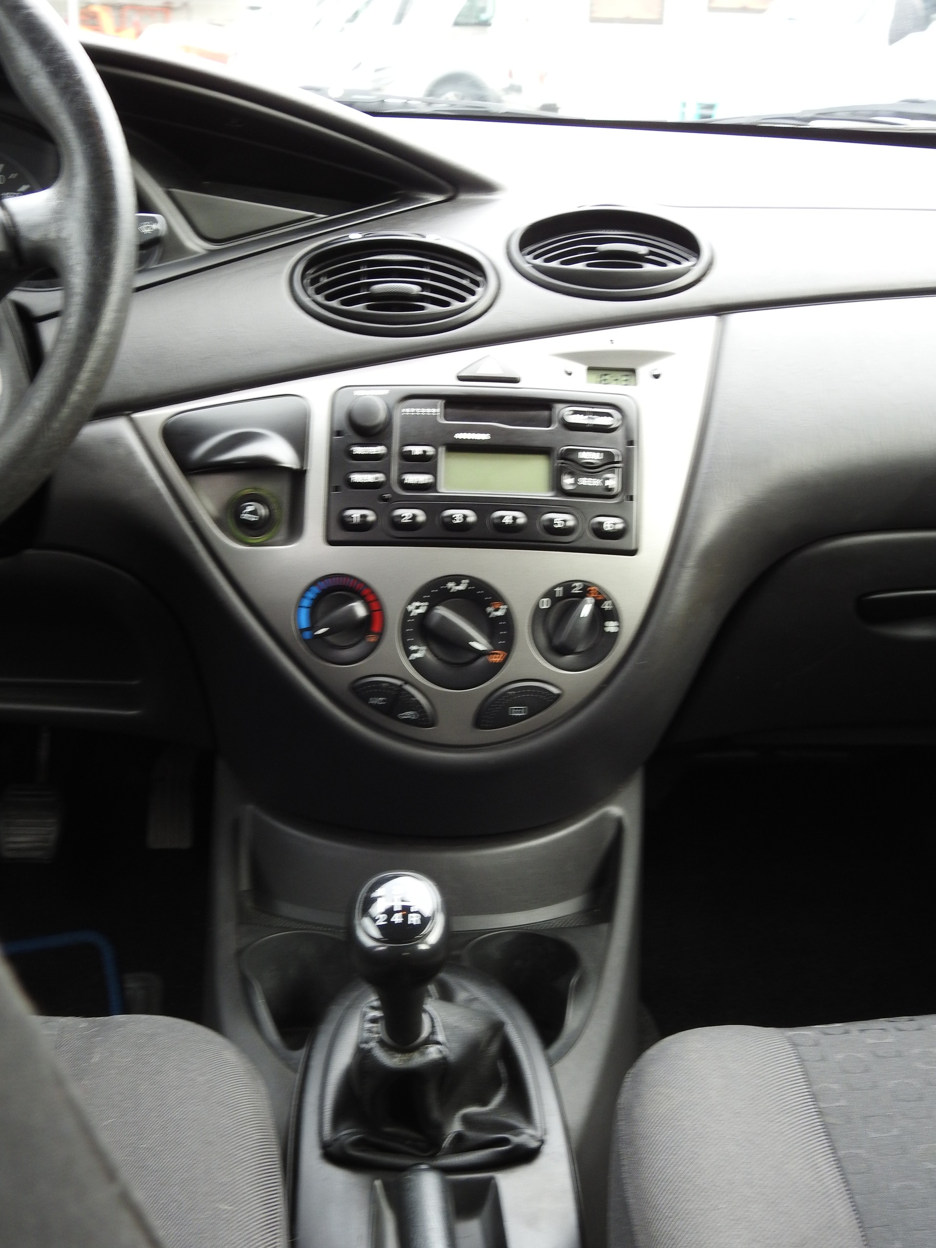 FORD Focus 1.6i 16V Celebration-image-16