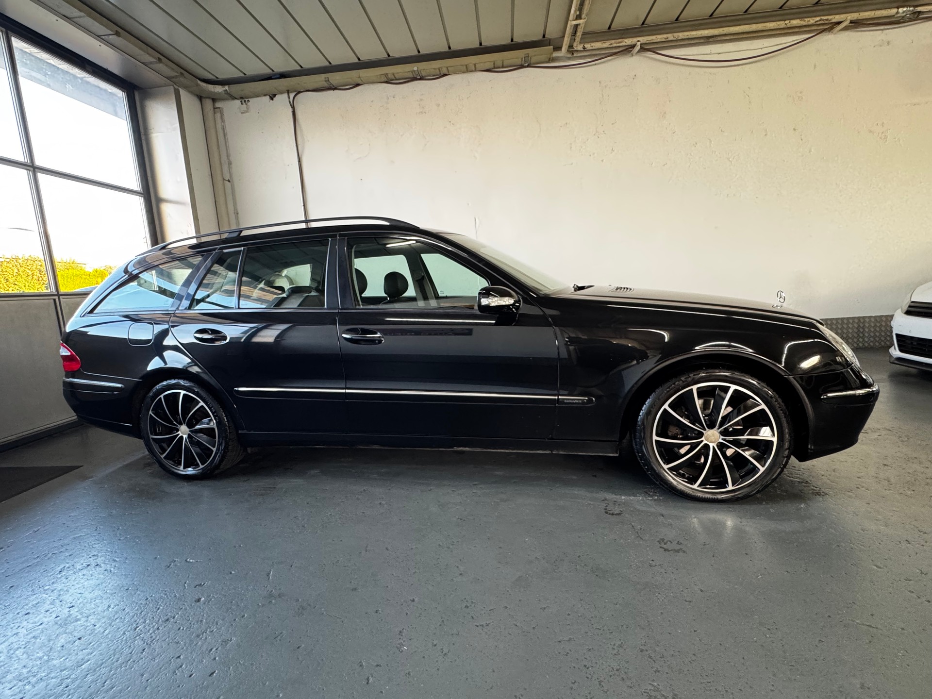 MERCEDES-BENZ E 350 Avantgarde 4Matic Automatic-image-6