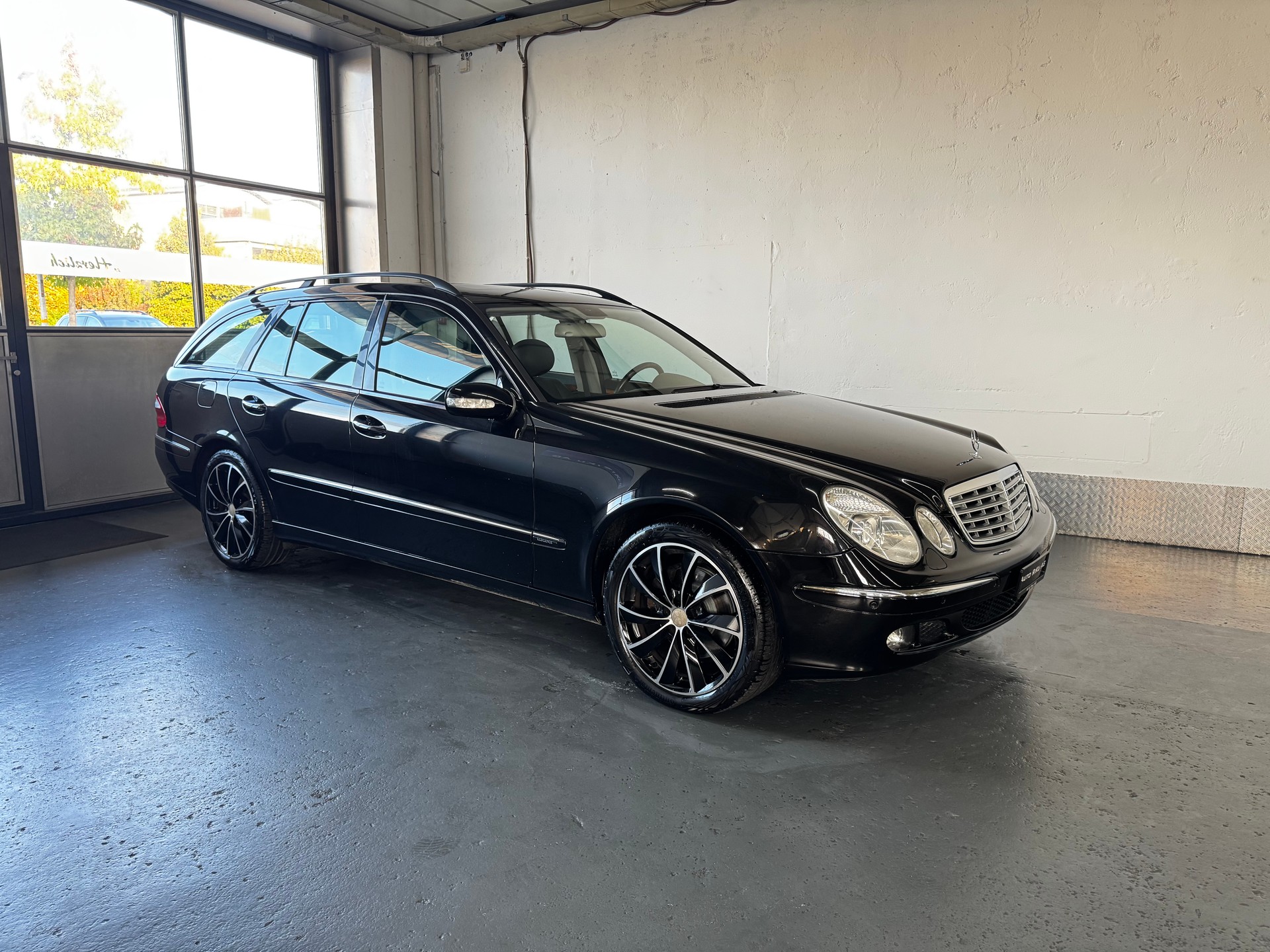MERCEDES-BENZ E 350 Avantgarde 4Matic Automatic-showroom-element-1
