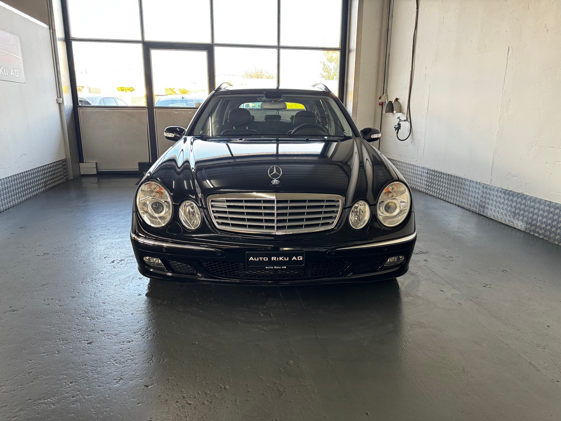 MERCEDES-BENZ E 350 Avantgarde 4Matic Automatic-showroom-element-3
