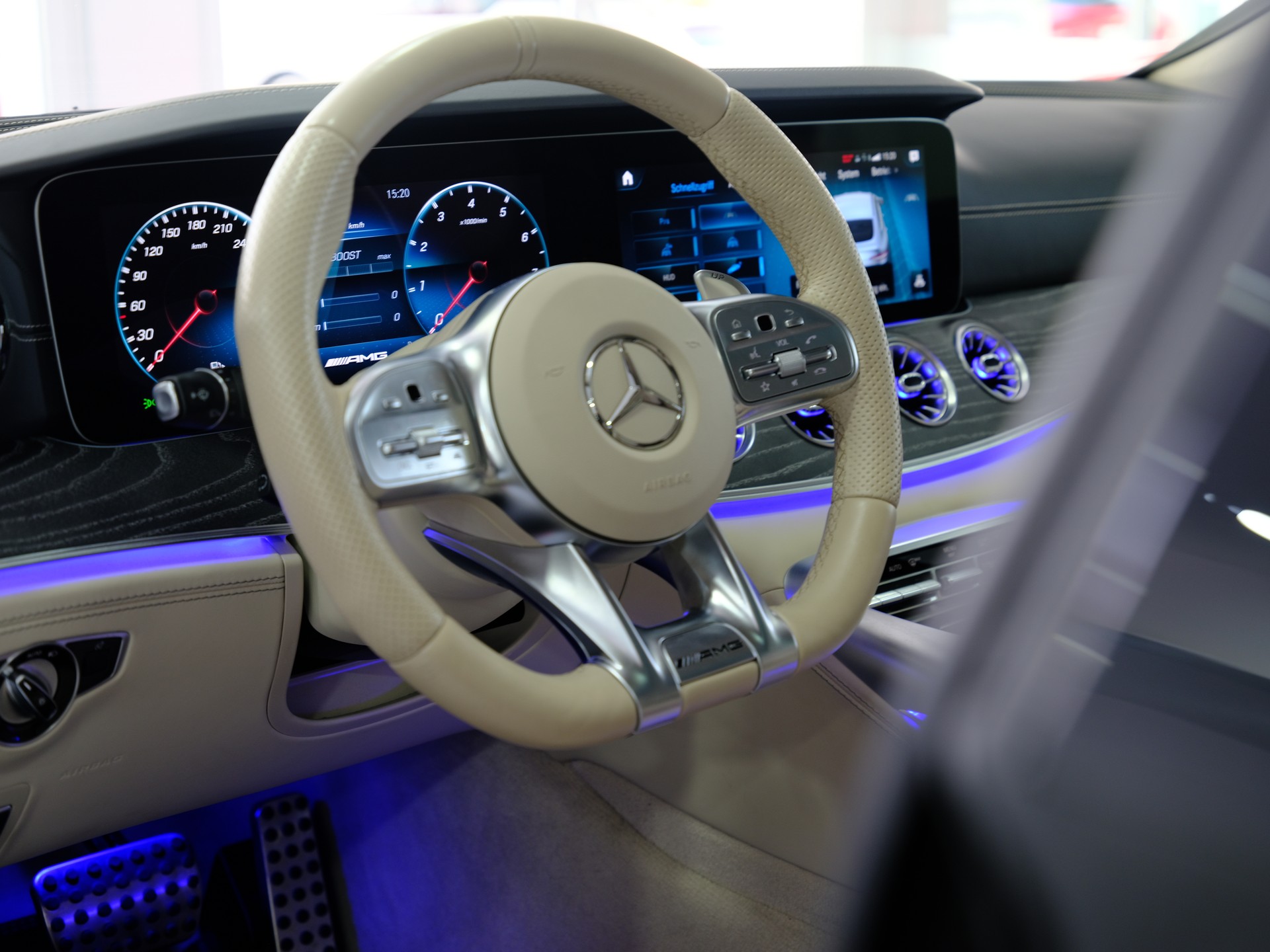MERCEDES-BENZ AMG GT 4 63 S 4Matic+ *Sonderlackierung* *360° Kamera*-image-14