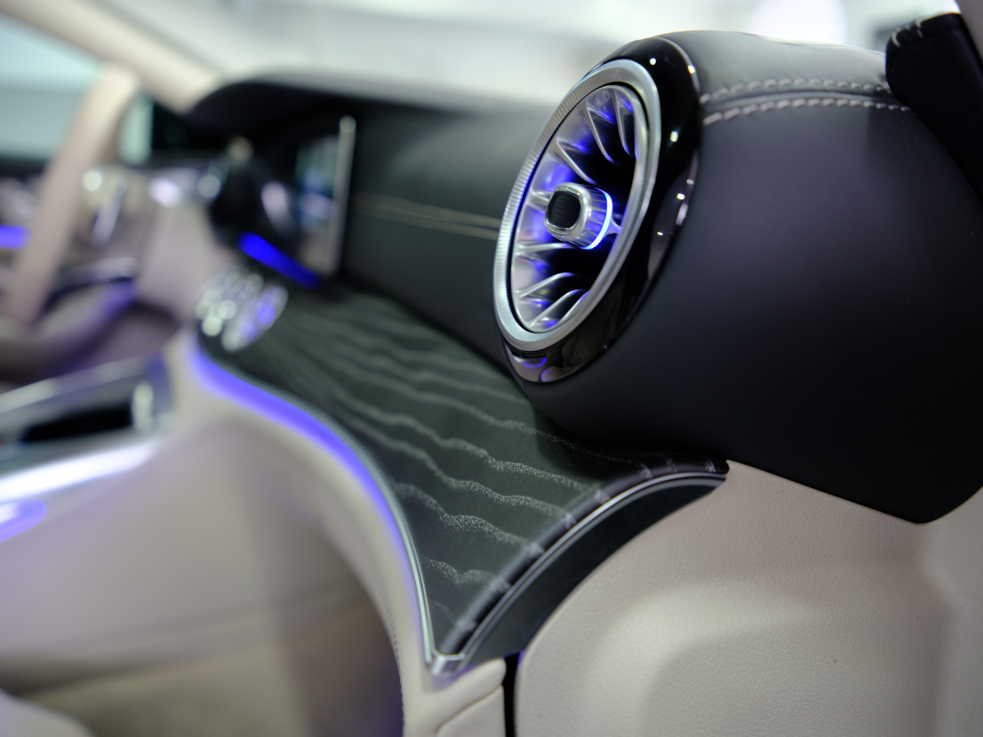 MERCEDES-BENZ AMG GT 4 63 S 4Matic+ *Sonderlackierung* *360° Kamera*-image-23