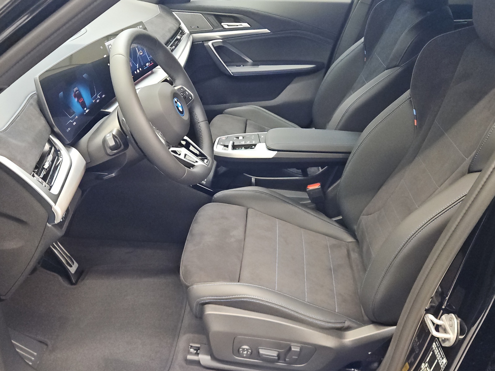 BMW iX1 xDrive 30 M Sport-image-9