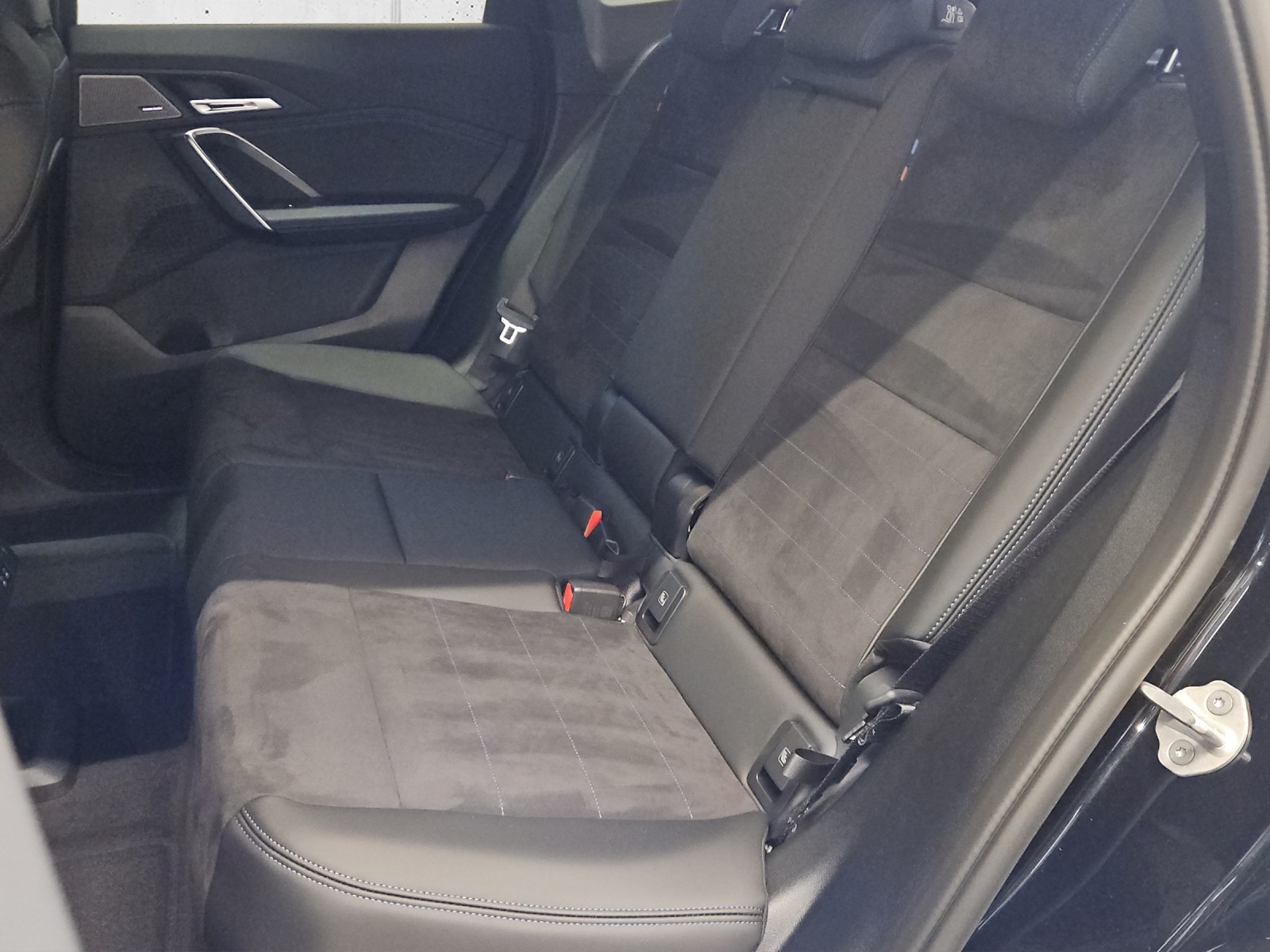 BMW iX1 xDrive 30 M Sport-image-10