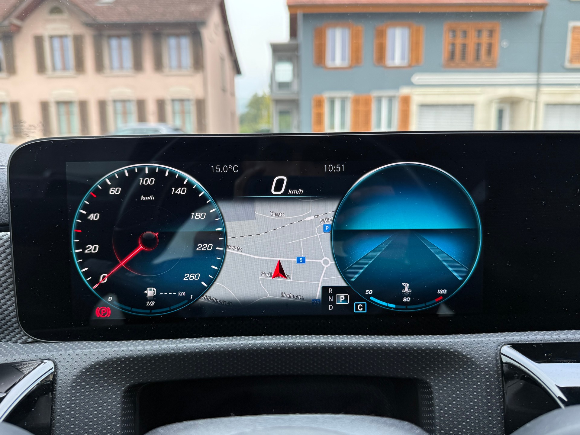 MERCEDES-BENZ CLA Shooting Brake 180 7G-DCT AMG Line-image-24