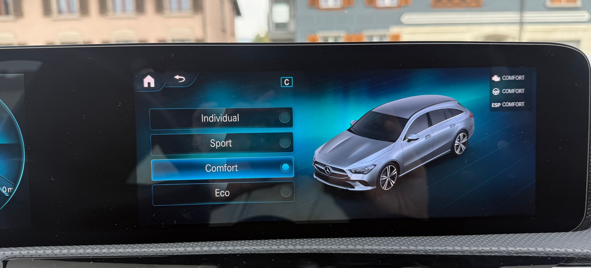 MERCEDES-BENZ CLA Shooting Brake 180 7G-DCT AMG Line-image-19