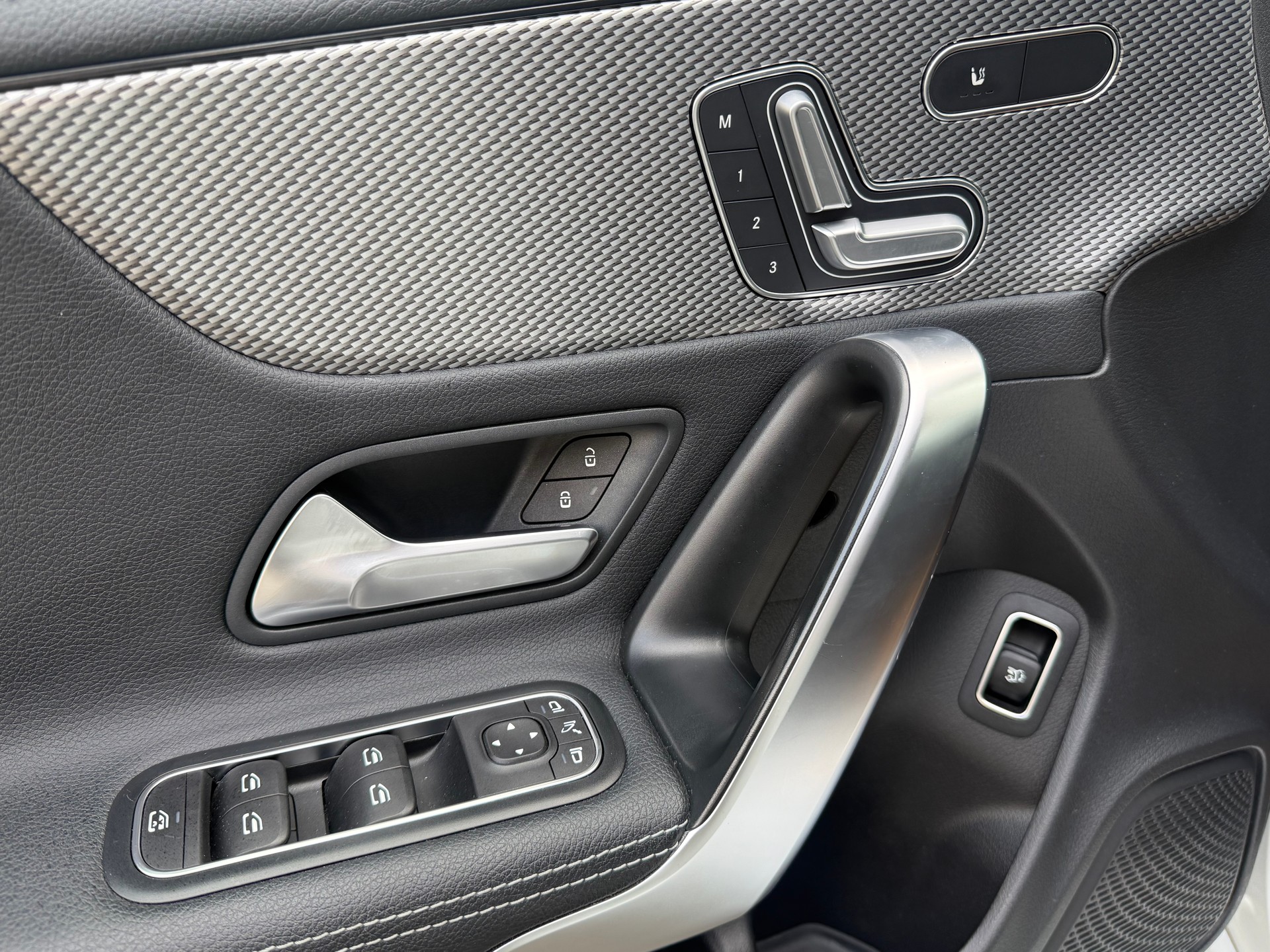 MERCEDES-BENZ CLA Shooting Brake 180 7G-DCT AMG Line-image-10