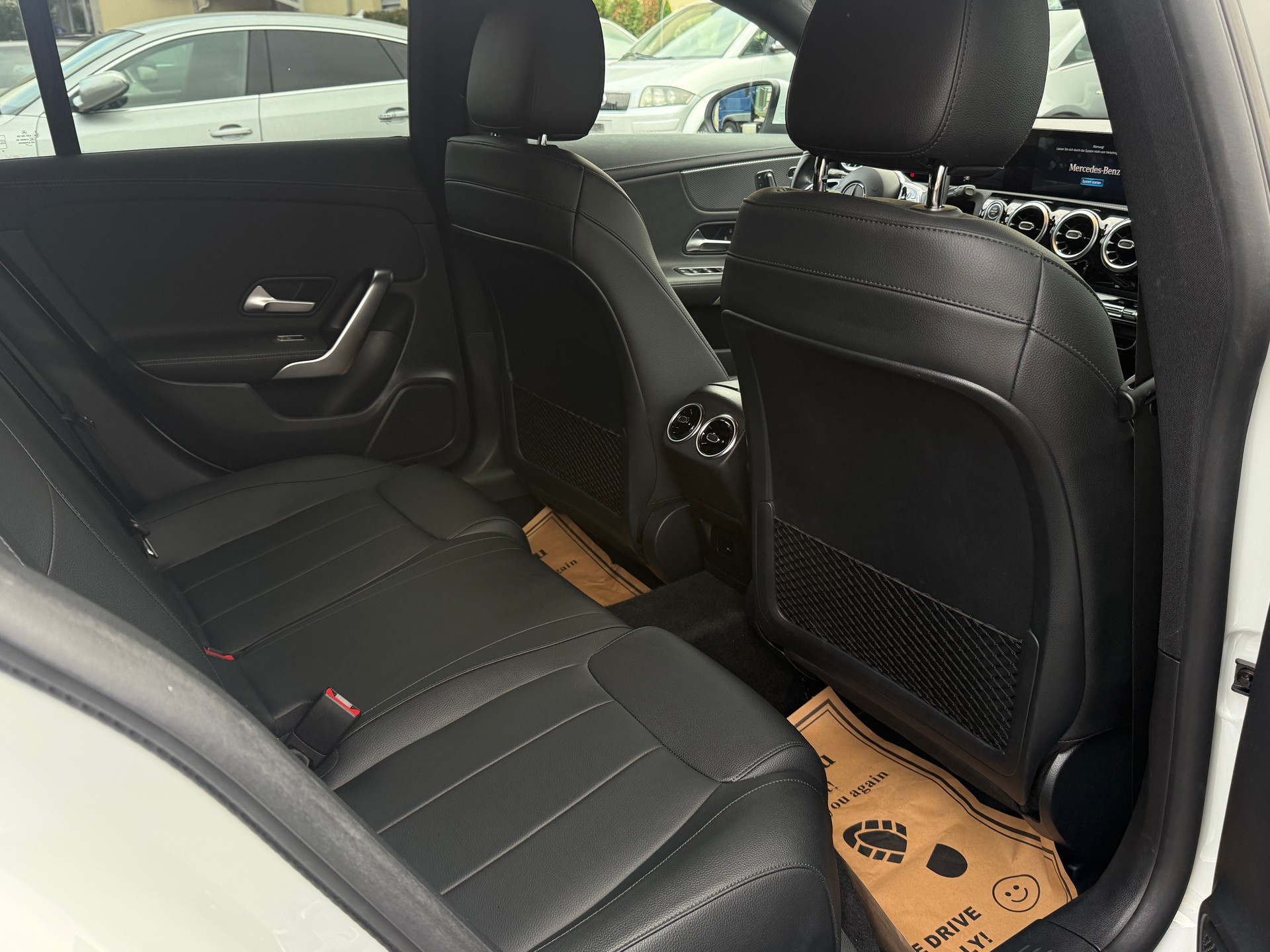 MERCEDES-BENZ CLA Shooting Brake 180 7G-DCT AMG Line-image-14