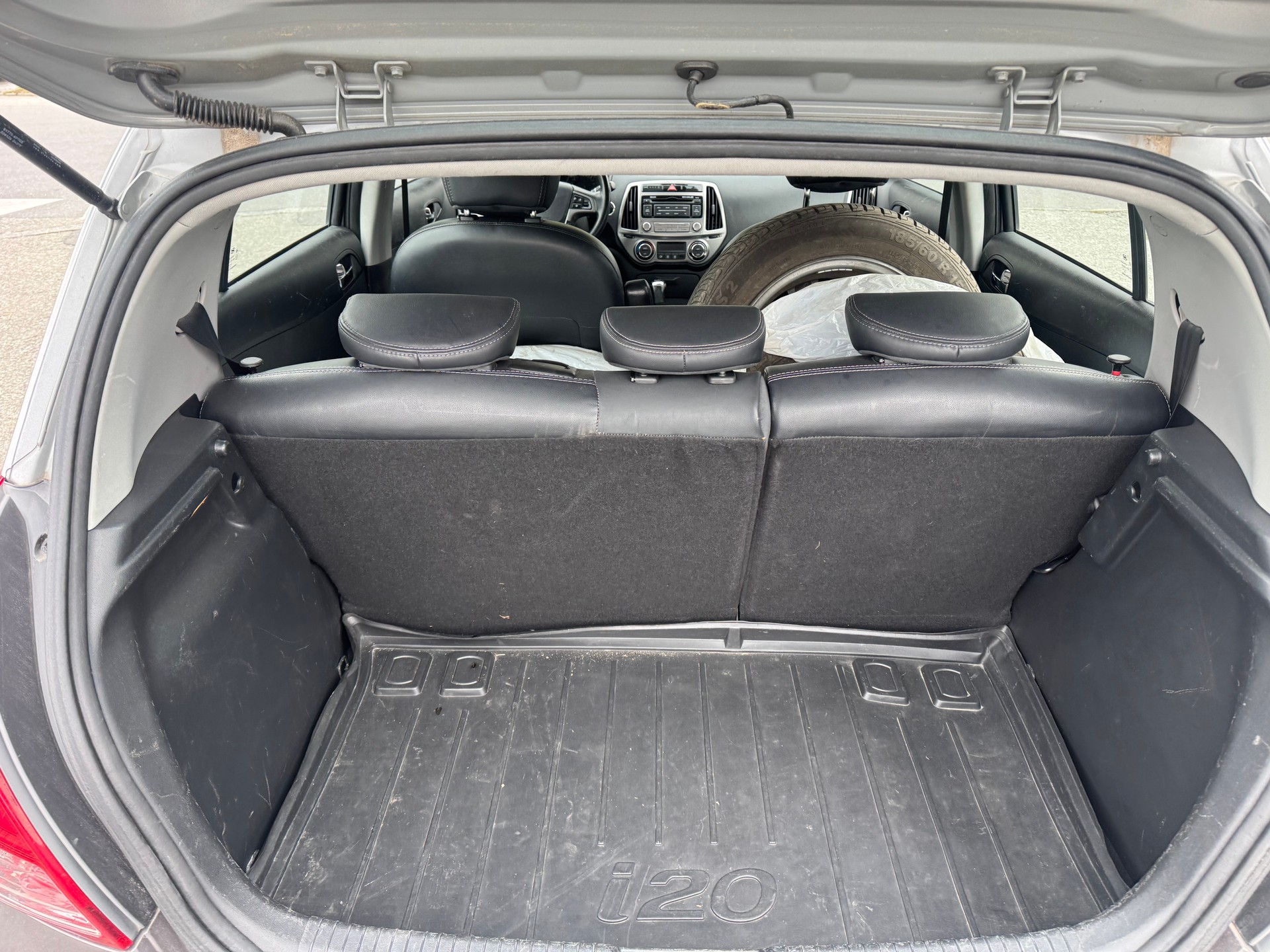 HYUNDAI i20 1.4 Premium-image-9