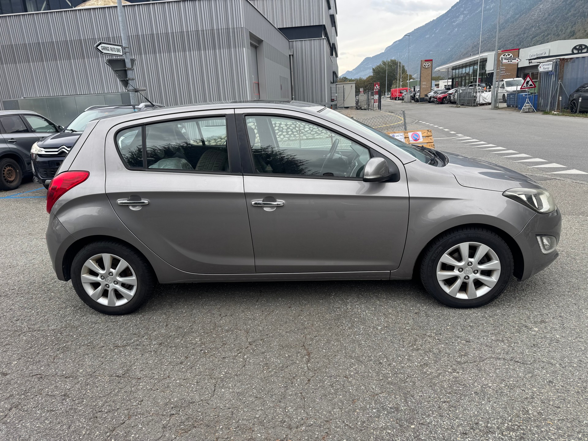 HYUNDAI i20 1.4 Premium-image-1