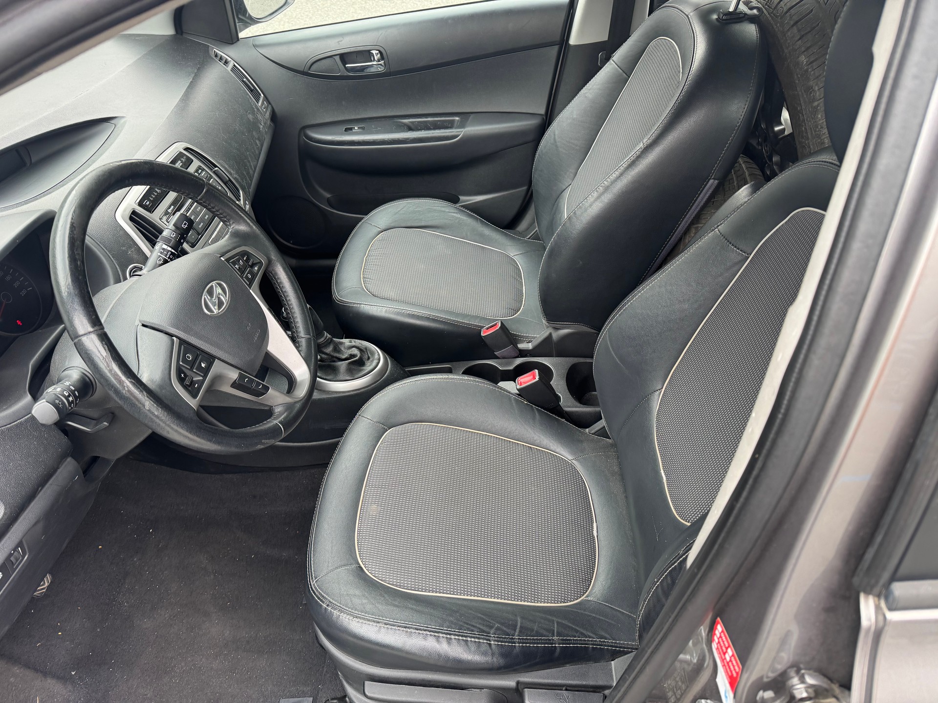 HYUNDAI i20 1.4 Premium-image-6