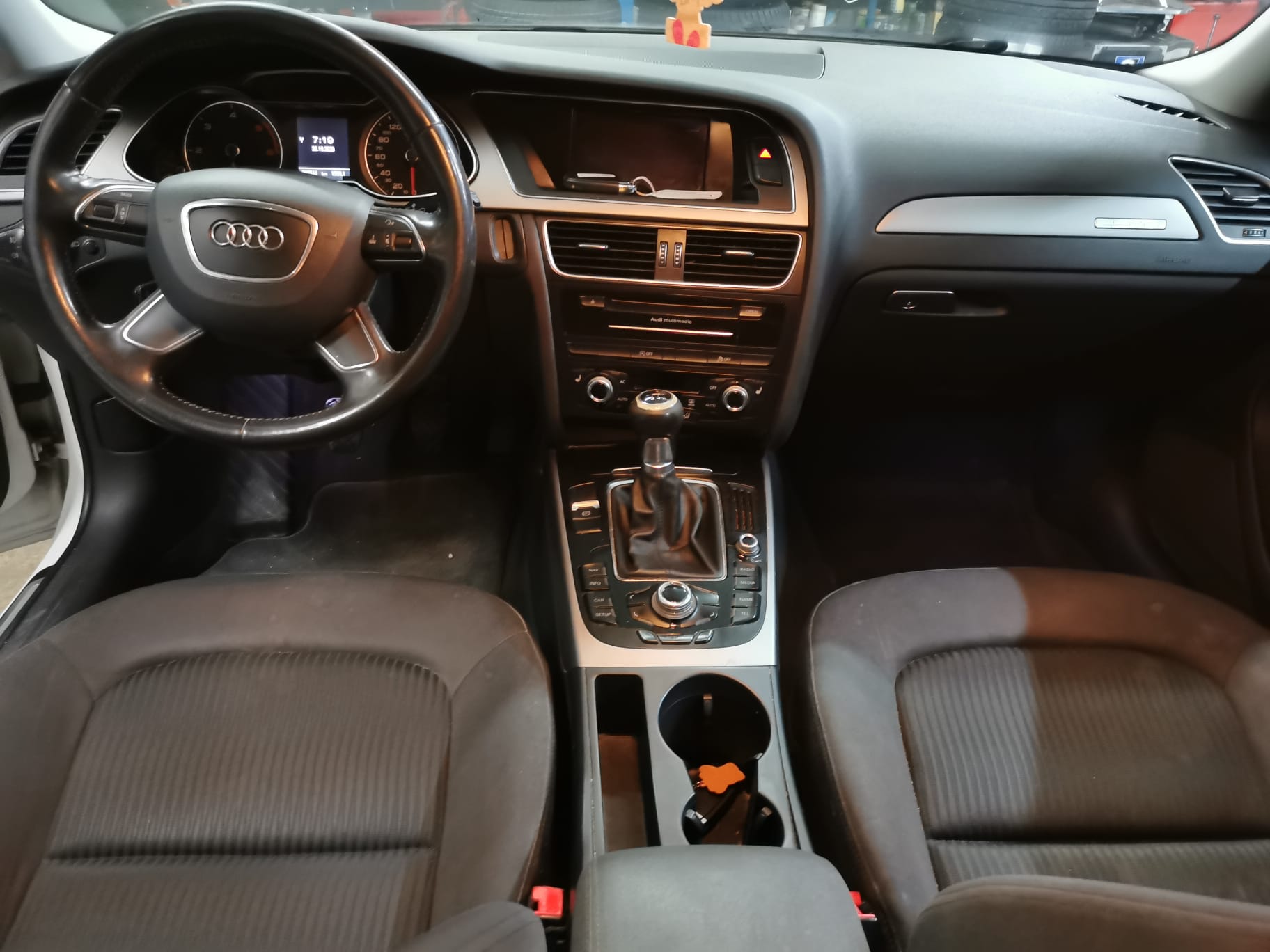 AUDI A4 Avant 2.0 TDI quattro-image-9