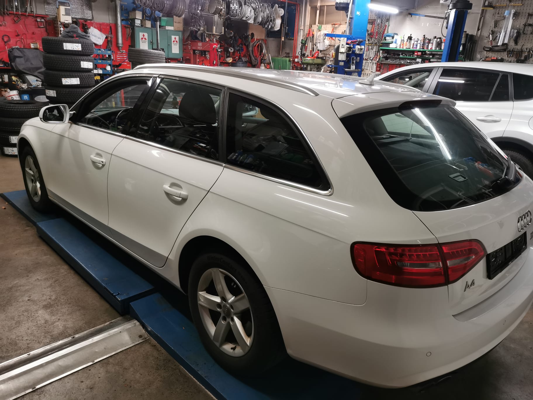 AUDI A4 Avant 2.0 TDI quattro-image-10
