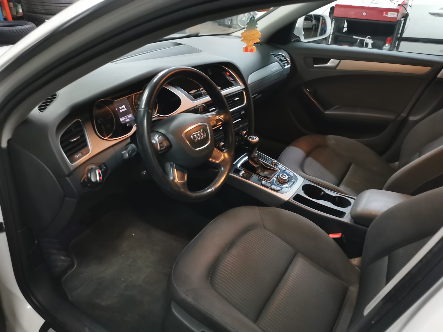 AUDI A4 Avant 2.0 TDI quattro-image-8