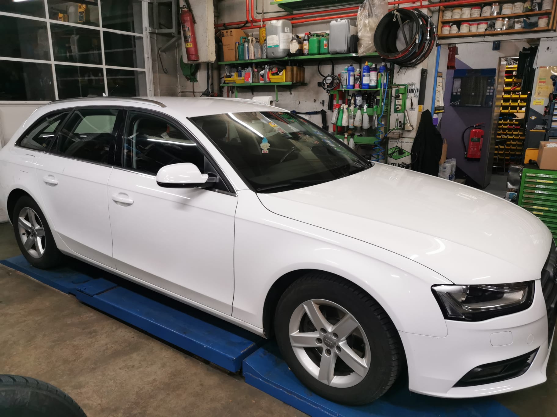 AUDI A4 Avant 2.0 TDI quattro-image-3