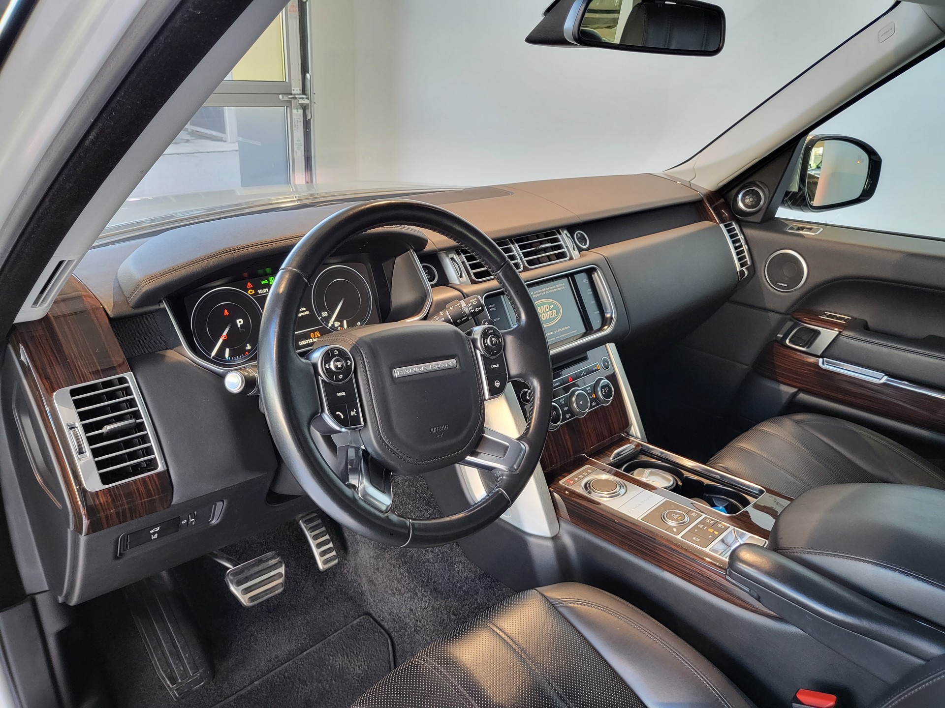 LAND ROVER Range Rover 3.0 TDV6 Vogue Automatic-image-4