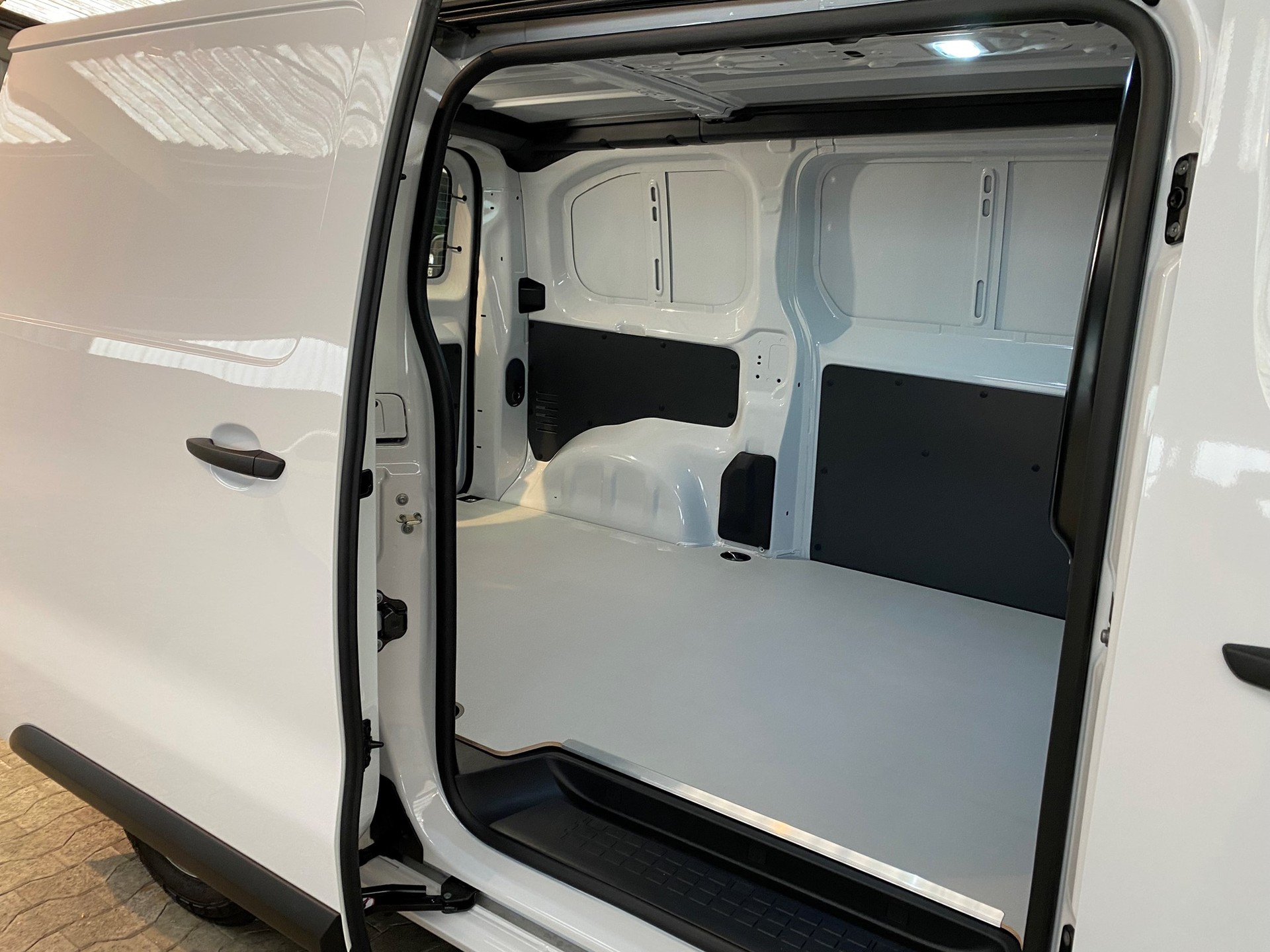 OPEL Vivaro Cargo-e 50 kWh M-image-11
