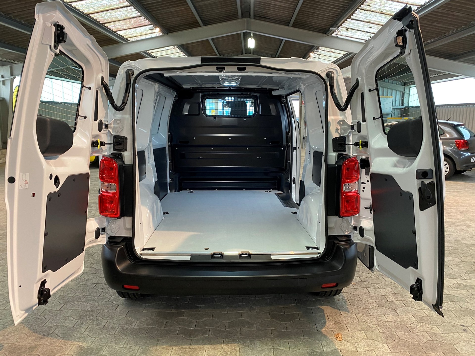 OPEL Vivaro Cargo-e 50 kWh M-image-13