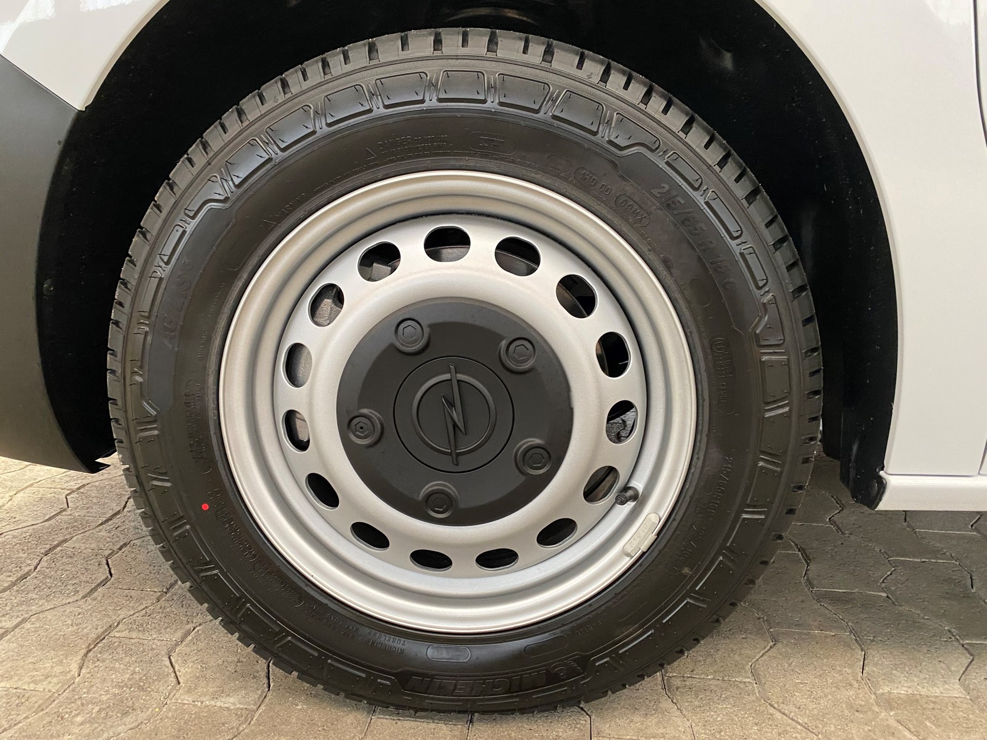 OPEL Vivaro Cargo-e 50 kWh M-image-4