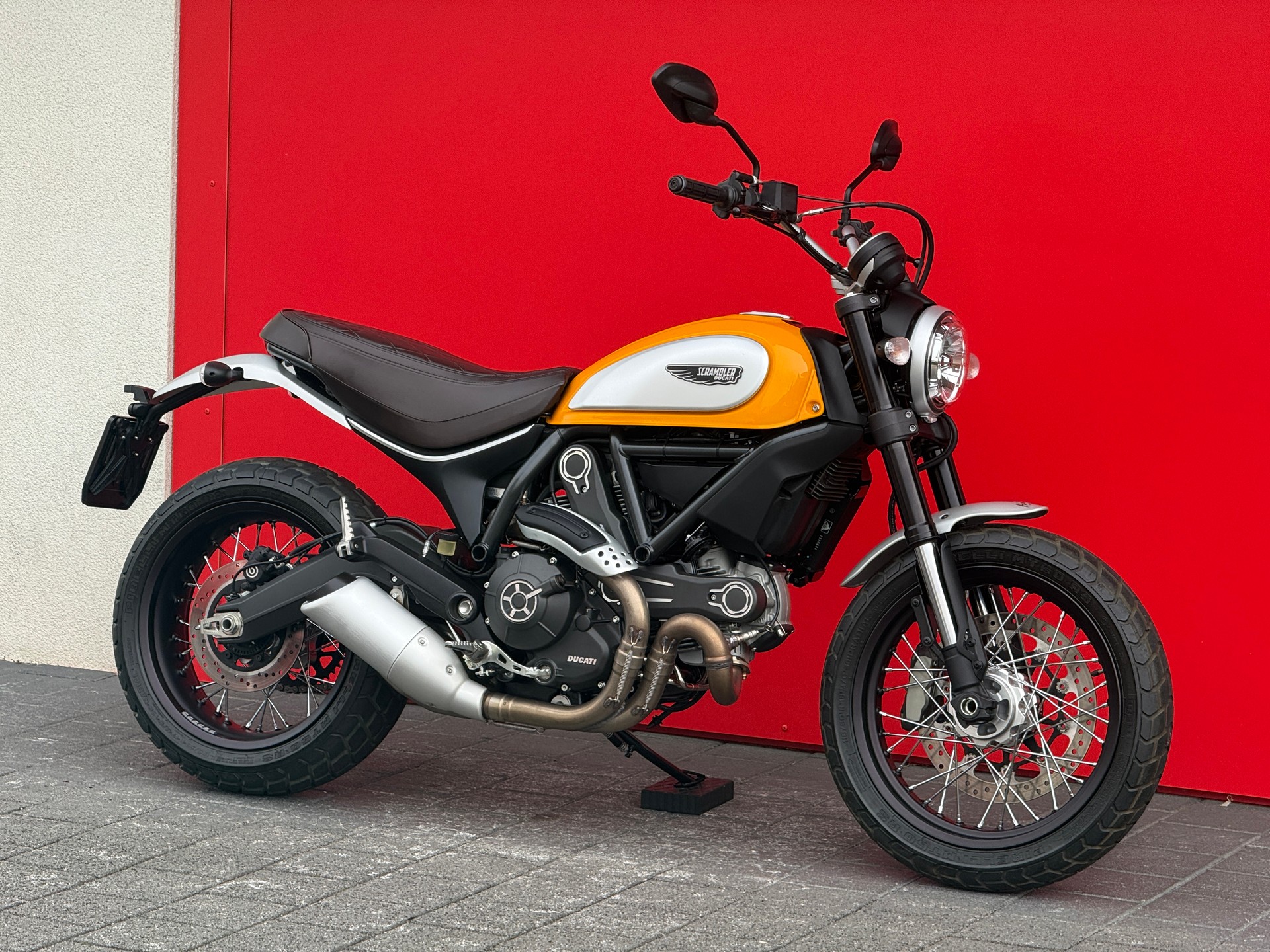 DUCATI Classic-showroom-element-1