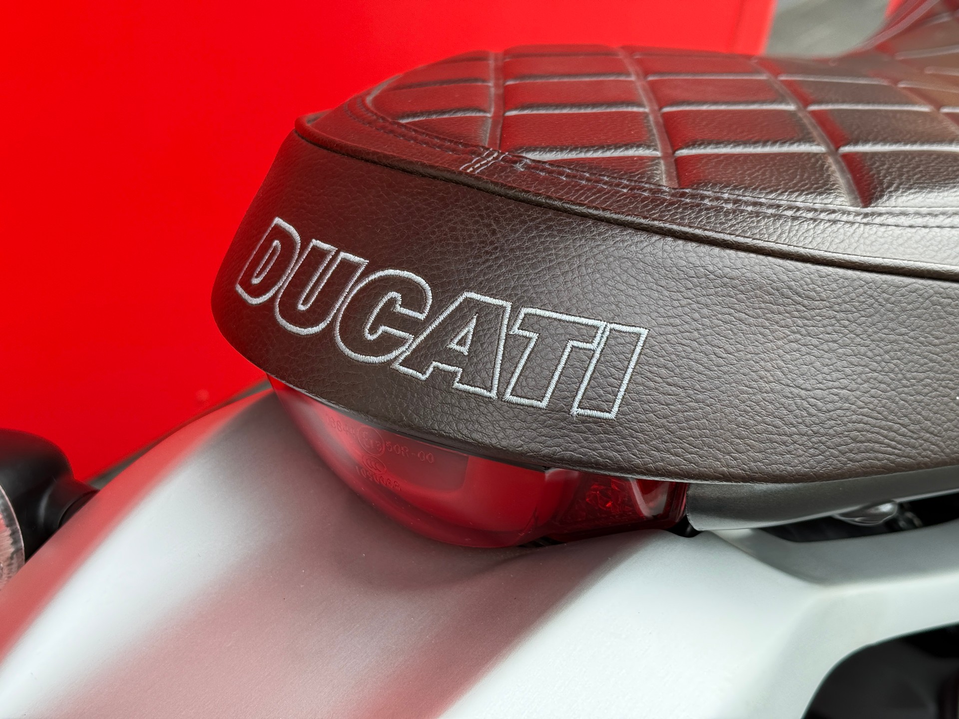 DUCATI Classic-showroom-element-3