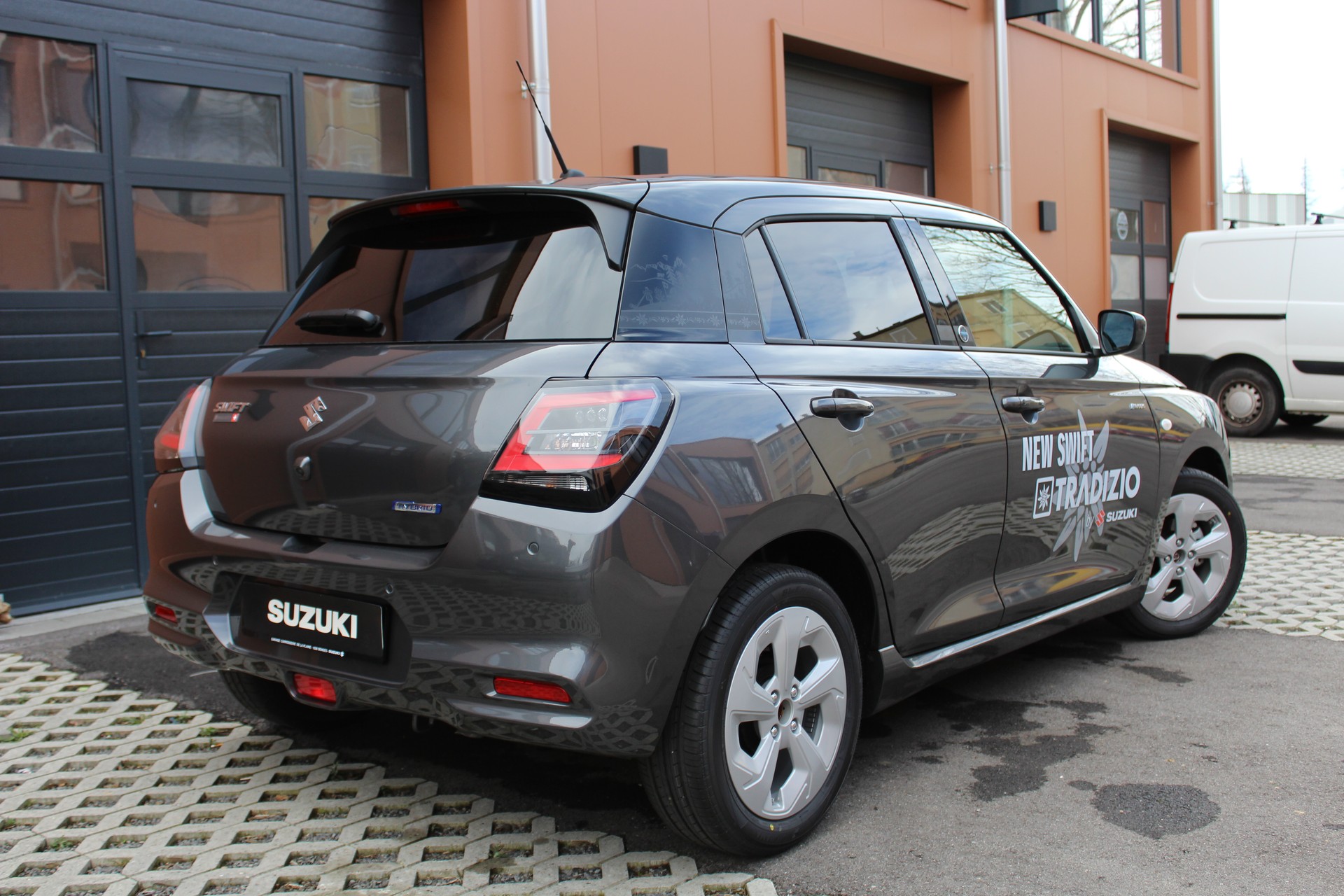 SUZUKI Swift 1.2 Tradizio Hybrid CVT - "Taxe Autom - CHF 36.- * Garantie 5 ans * Apple Car Play * Caméra * Keyless"-image-5
