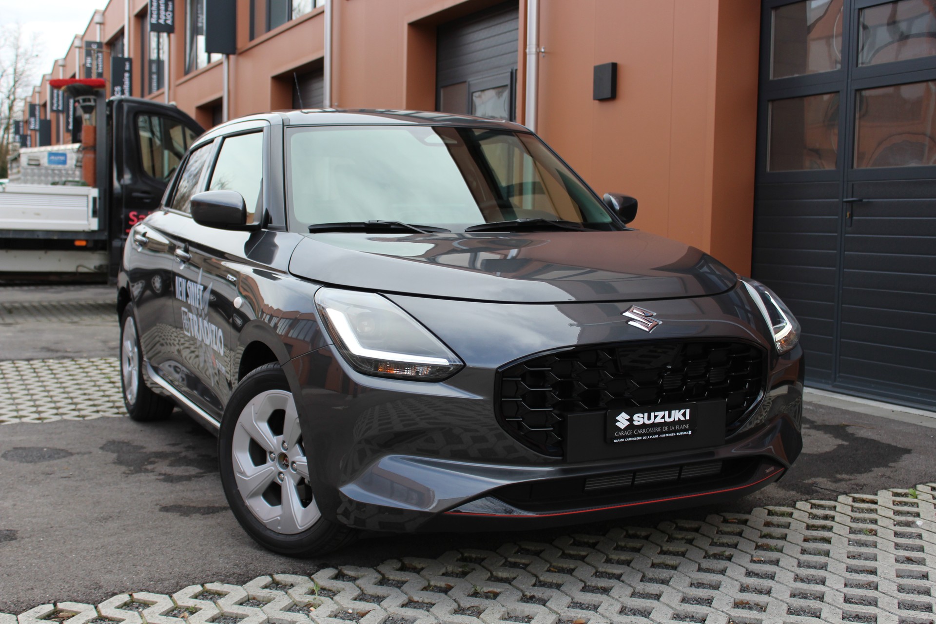 SUZUKI Swift 1.2 Tradizio Hybrid CVT - "Taxe Autom - CHF 36.- * Garantie 5 ans * Apple Car Play * Caméra * Keyless"-image-3