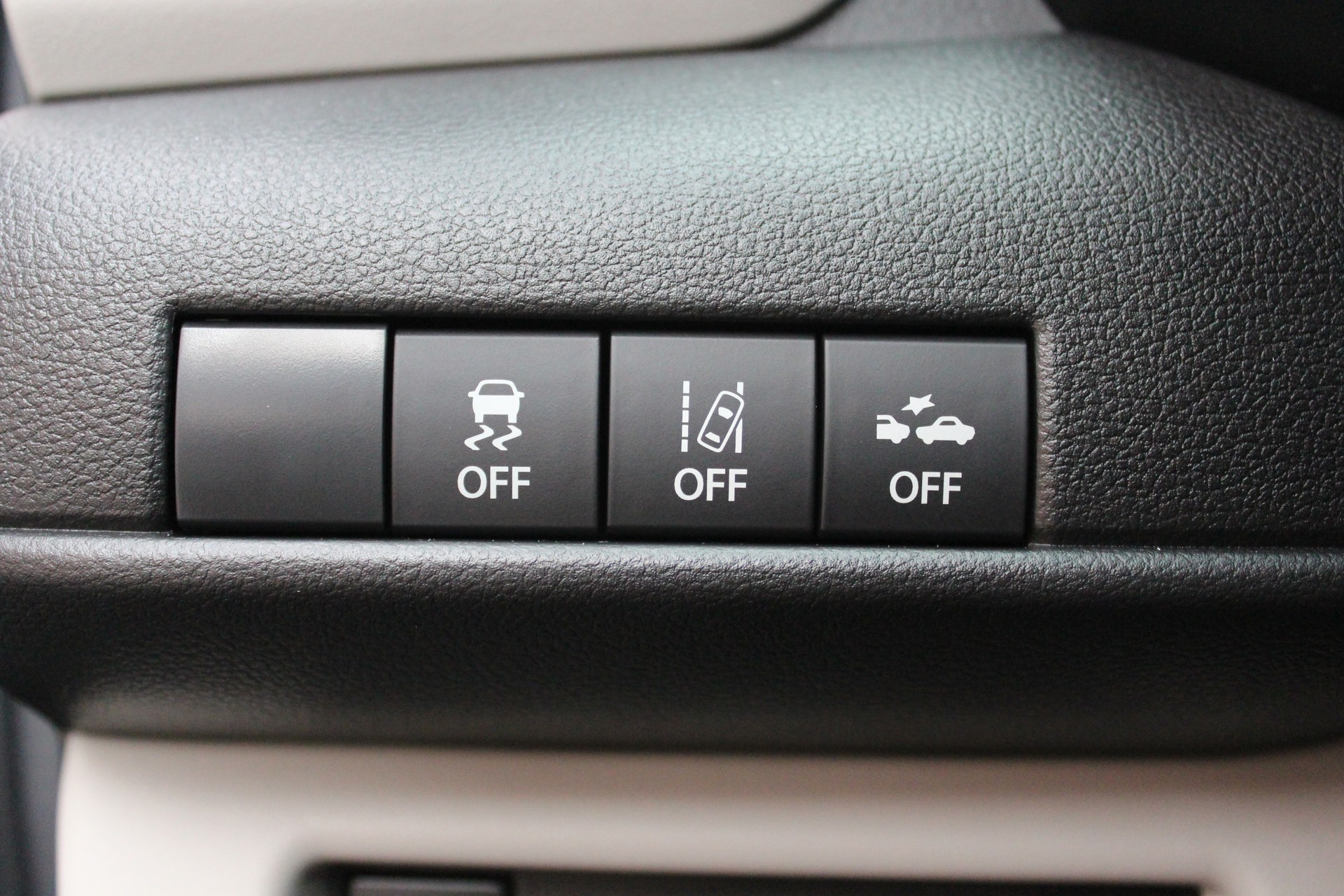 SUZUKI Swift 1.2 Tradizio Hybrid CVT - "Taxe Autom - CHF 36.- * Garantie 5 ans * Apple Car Play * Caméra * Keyless"-image-10
