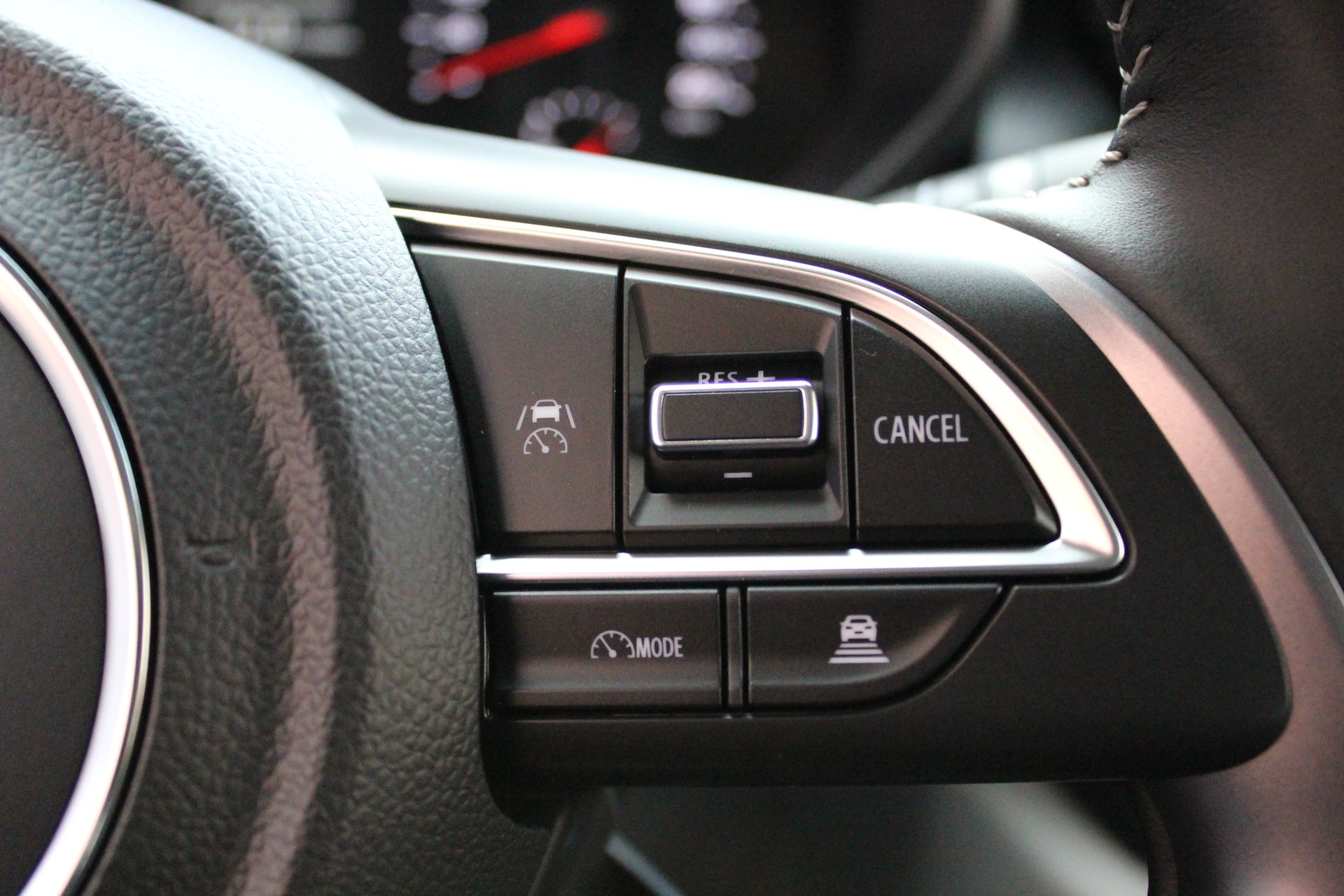 SUZUKI Swift 1.2 Tradizio Hybrid CVT - "Taxe Autom - CHF 36.- * Garantie 5 ans * Apple Car Play * Caméra * Keyless"-image-8