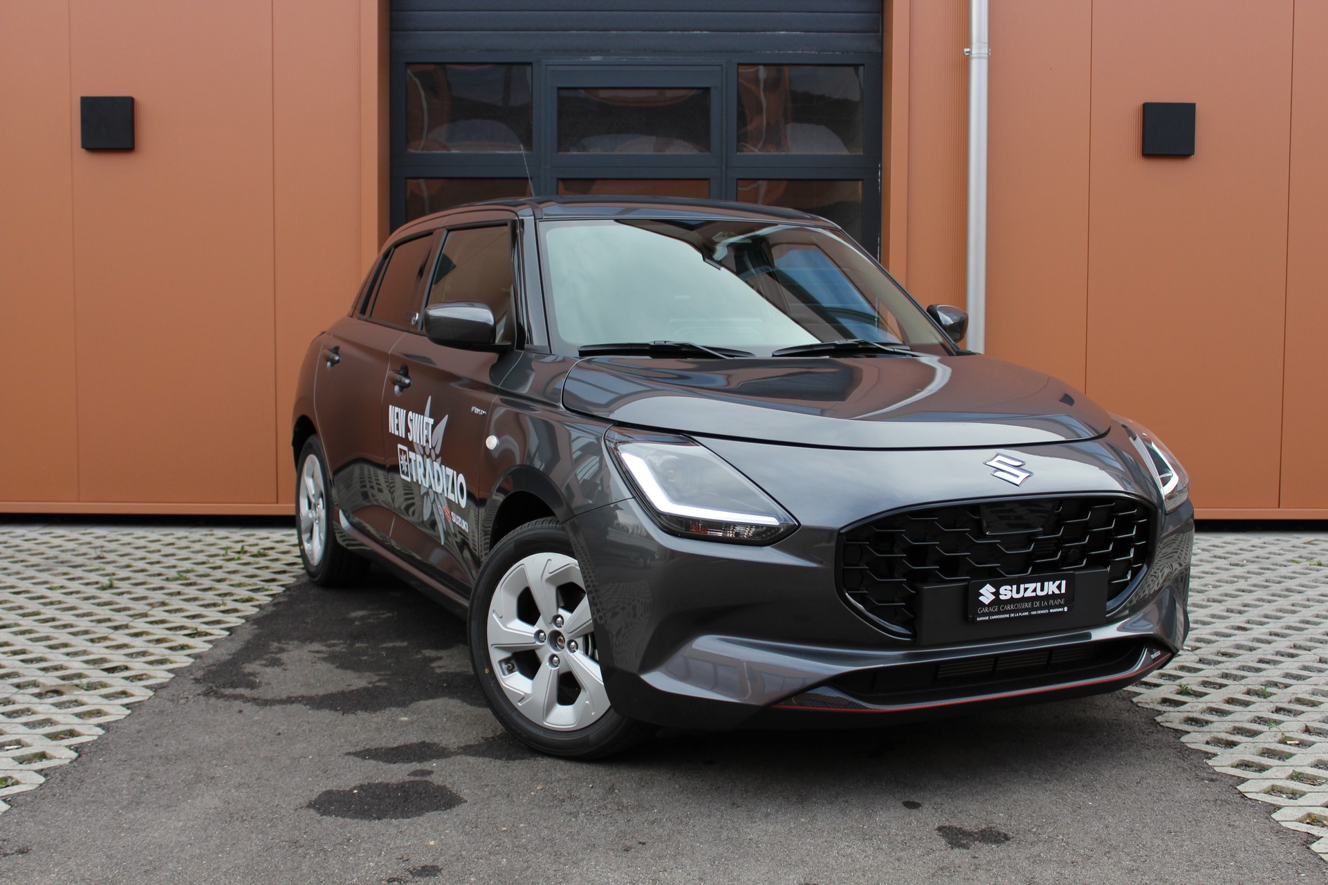SUZUKI Swift 1.2 Tradizio Hybrid CVT - "Taxe Autom - CHF 36.- * Garantie 5 ans * Apple Car Play * Caméra * Keyless"-image-0