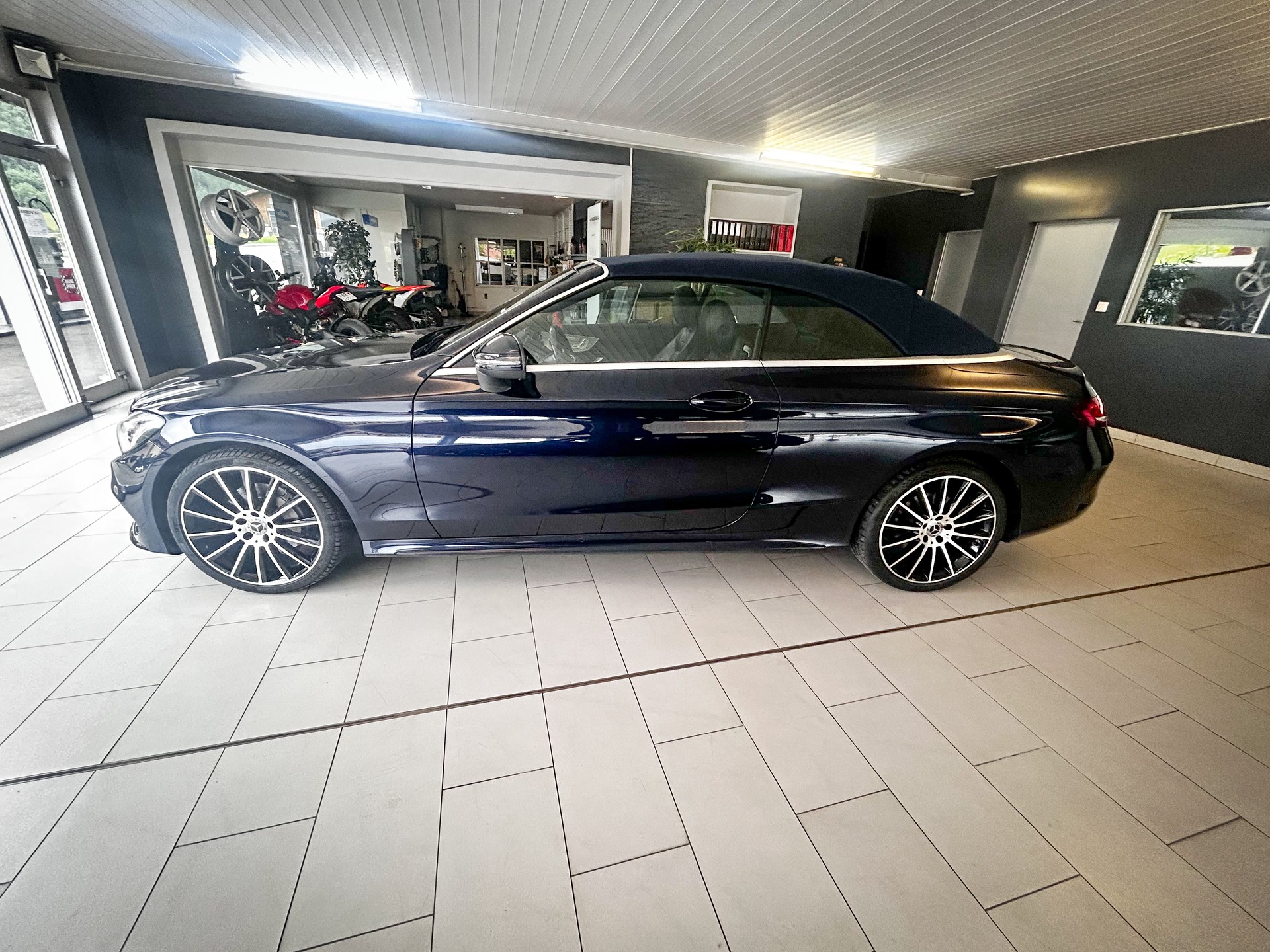 MERCEDES-BENZ C 200 Cabriolet 4Matic 9G-Tronic-image-3