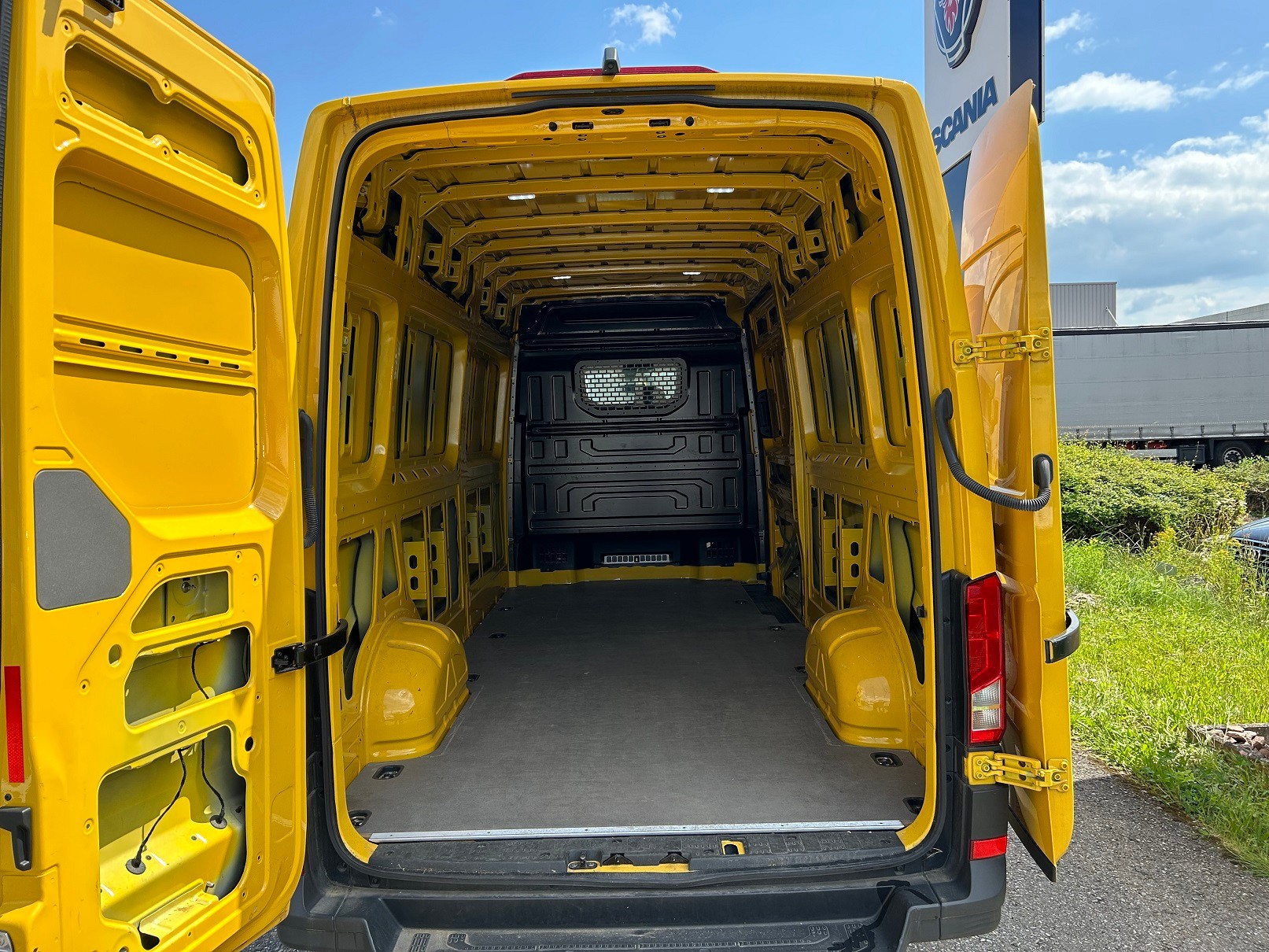 VW Crafter 35 2.0 TDI L4-showroom-element-3