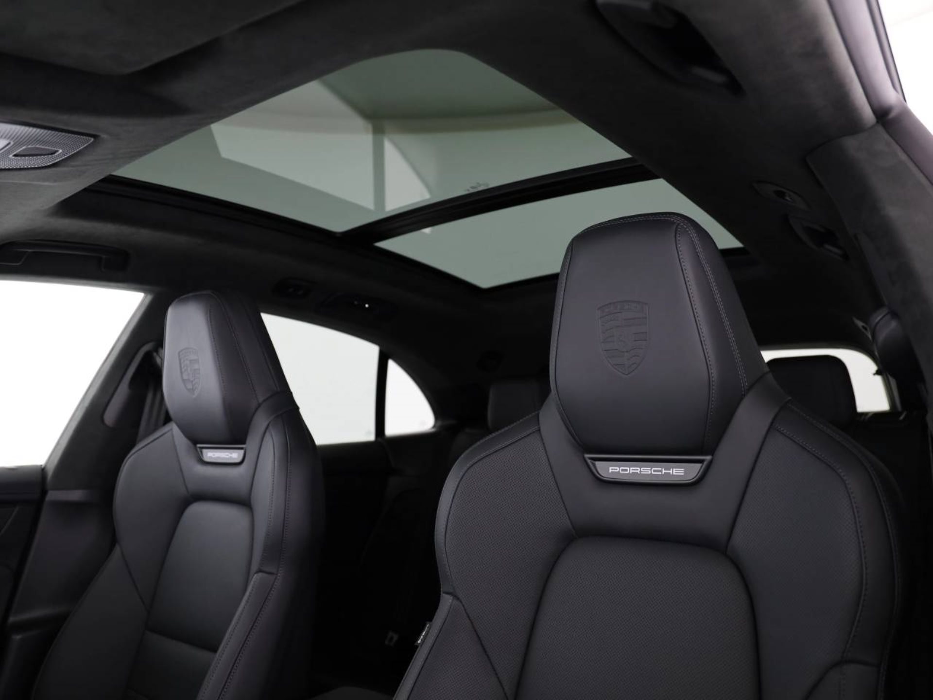 PORSCHE Macan Turbo-image-16