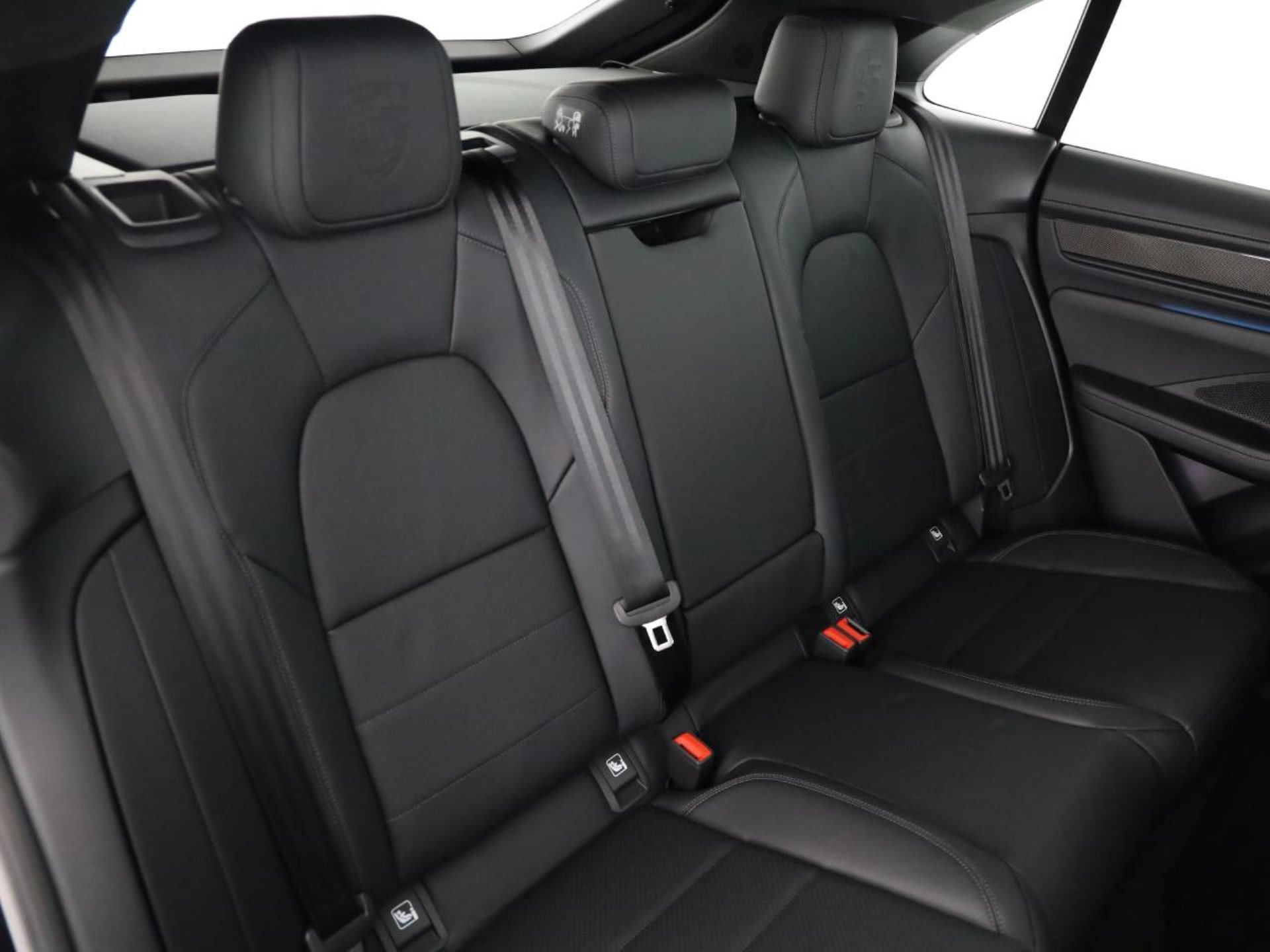 PORSCHE Macan Turbo-image-17