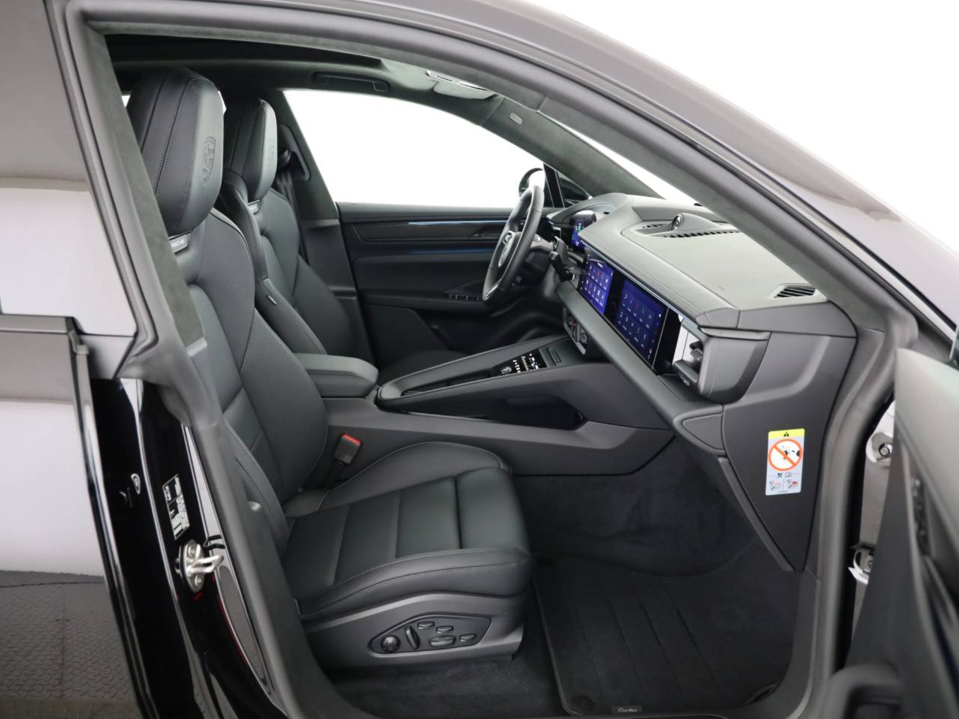 PORSCHE Macan Turbo-image-15