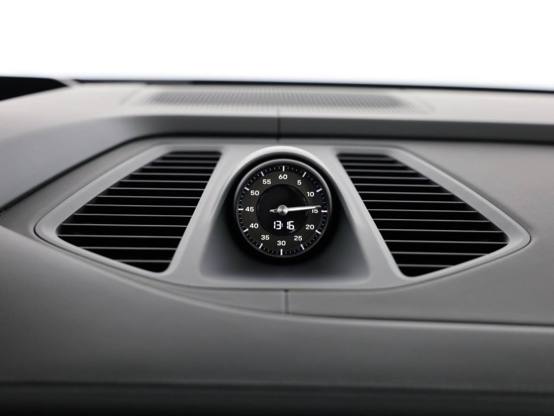PORSCHE Macan Turbo-image-11