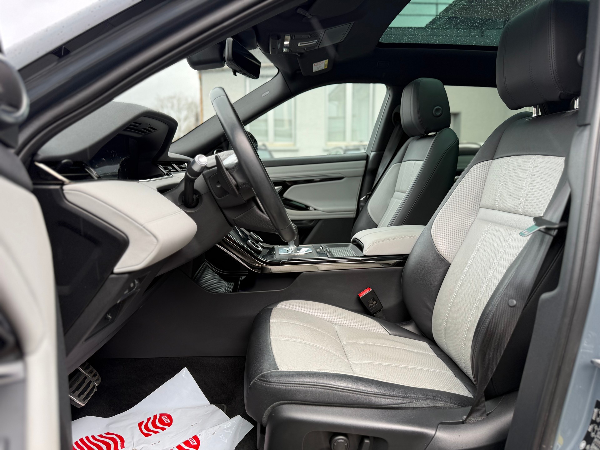 LAND ROVER Range Rover Evoque R-Dyn First Edi P 250 HSE AT9-image-8