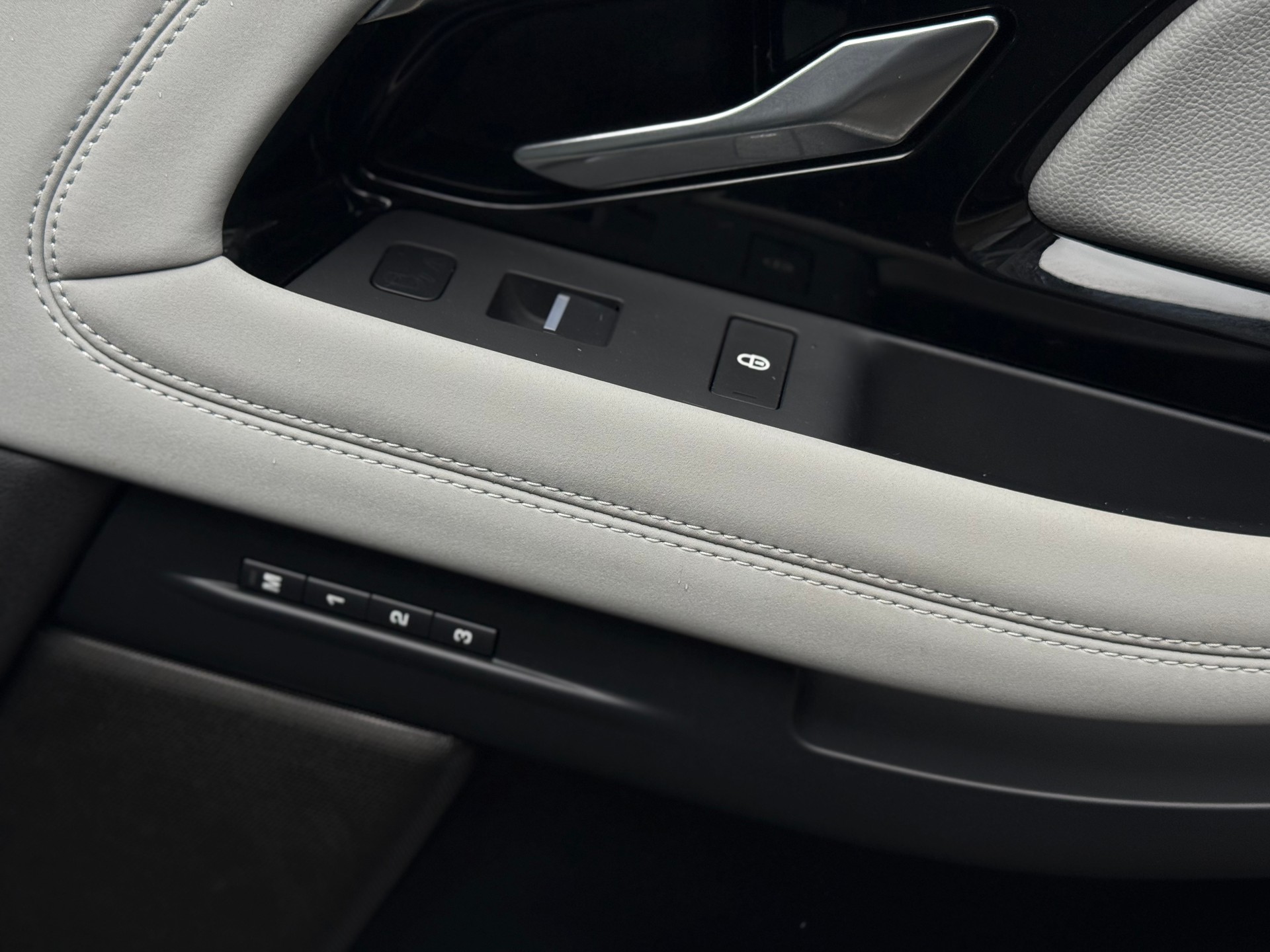 LAND ROVER Range Rover Evoque R-Dyn First Edi P 250 HSE AT9-image-22