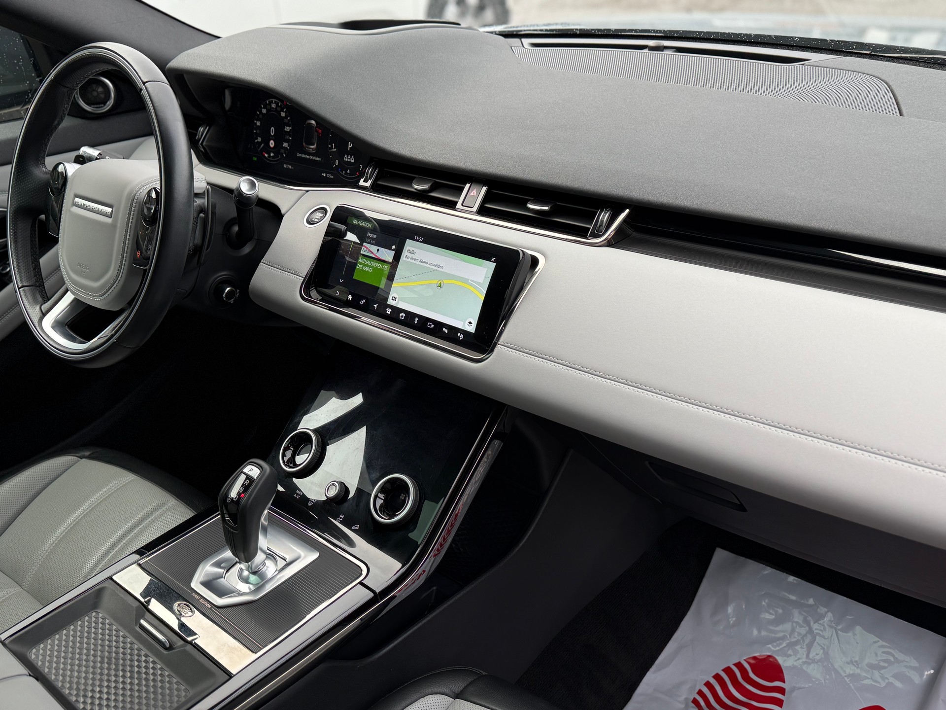 LAND ROVER Range Rover Evoque R-Dyn First Edi P 250 HSE AT9-image-13