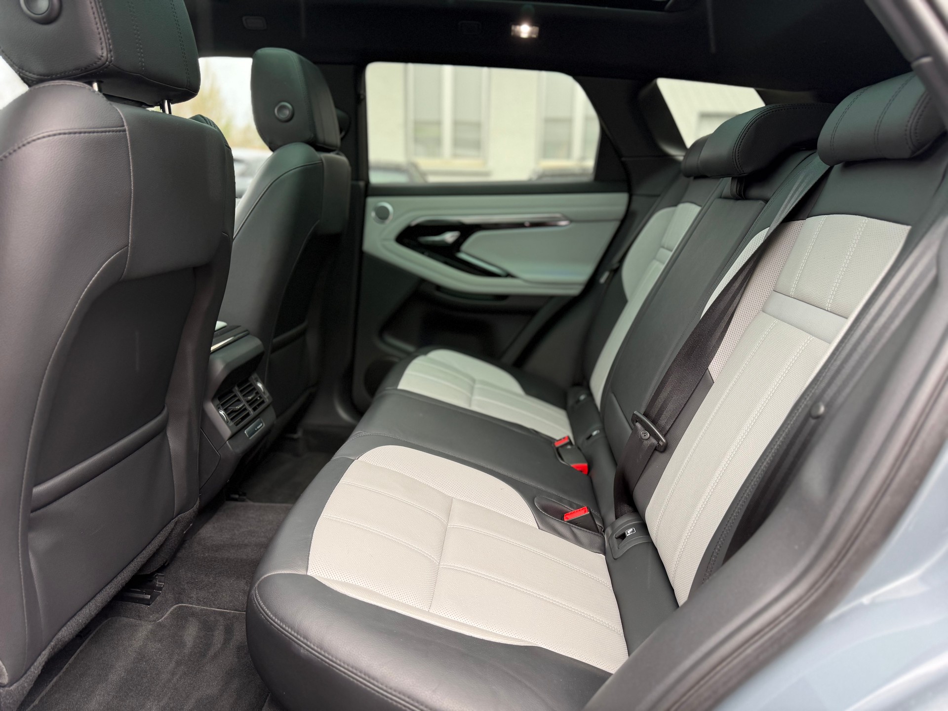 LAND ROVER Range Rover Evoque R-Dyn First Edi P 250 HSE AT9-image-9