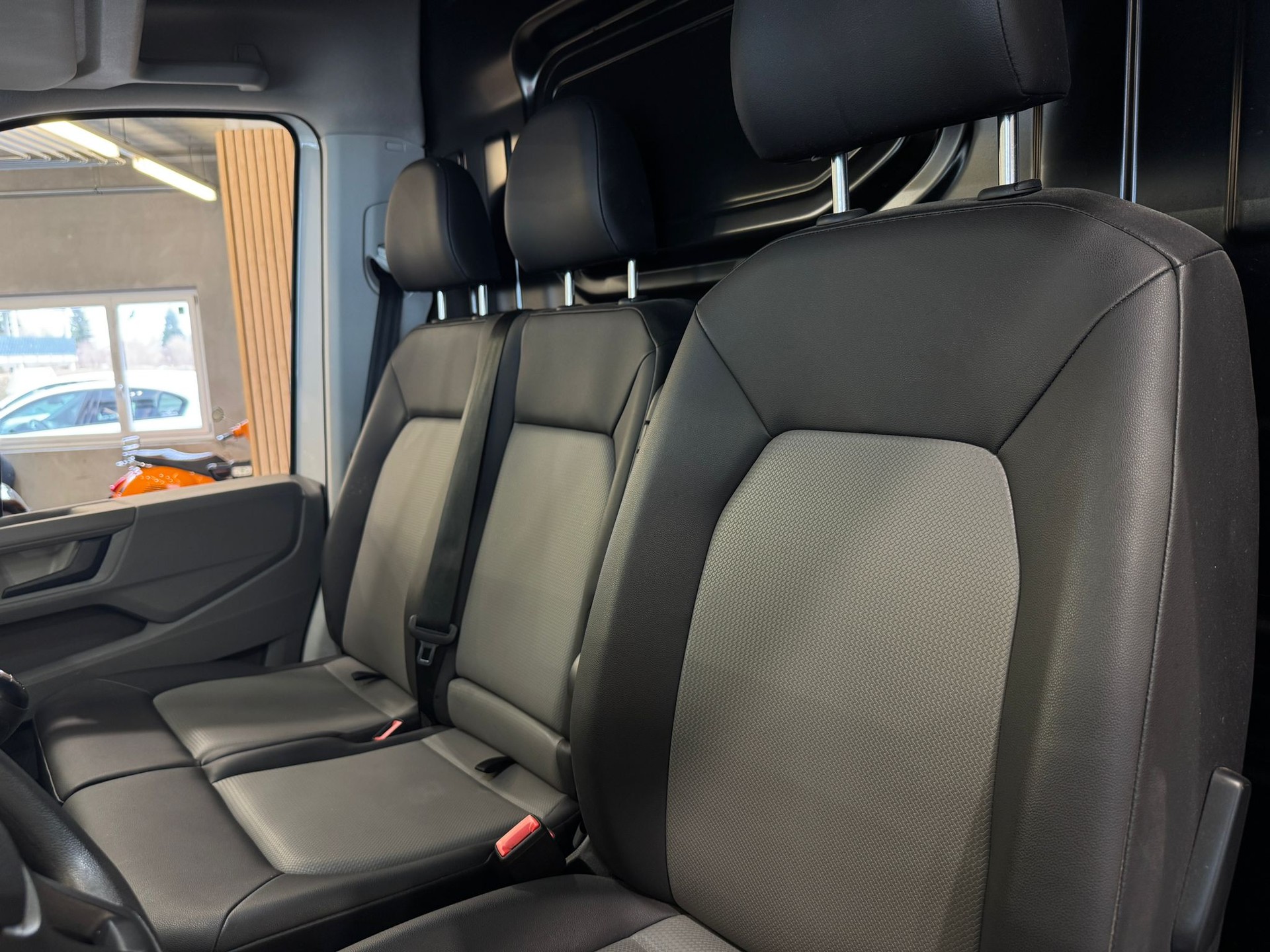 VW Crafter 35 2.0 TDI L4-image-14