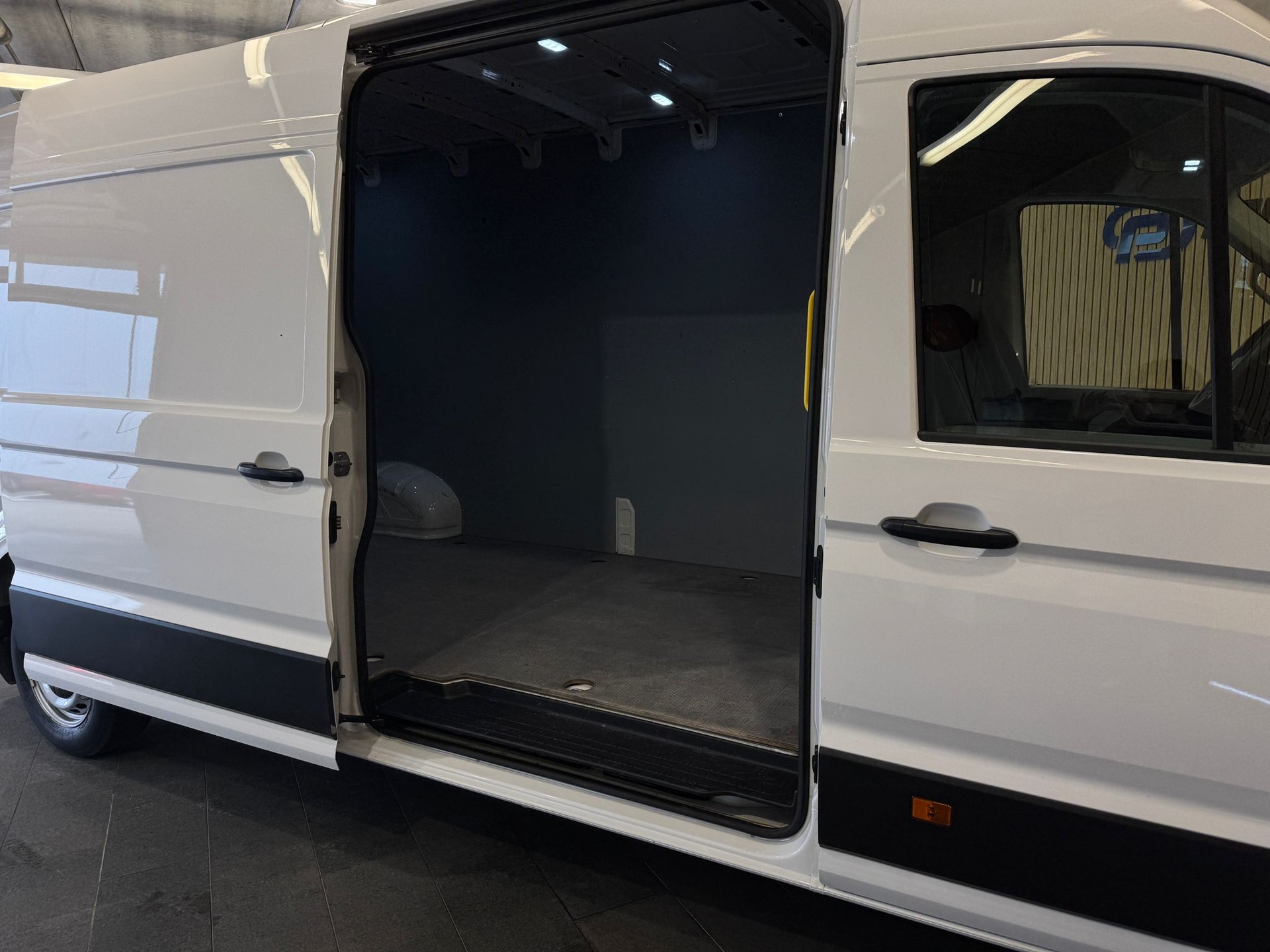VW Crafter 35 2.0 TDI L4-image-7