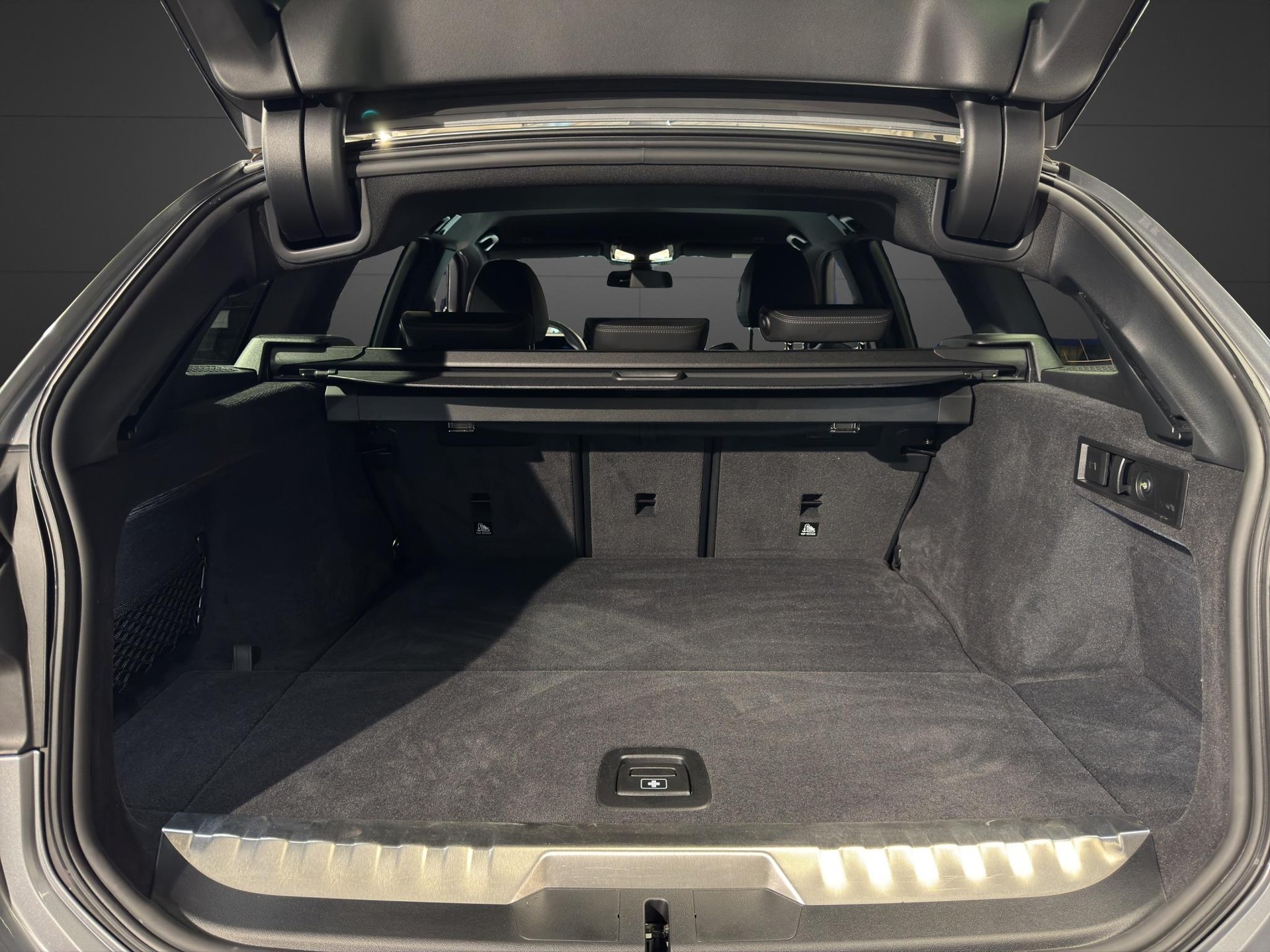 BMW 330e xDrive M Sport Touring M Sport-image-16