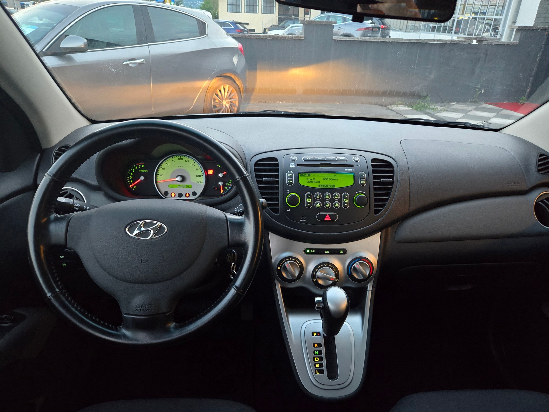 HYUNDAI i10 1.1 Style Automatic-image-14