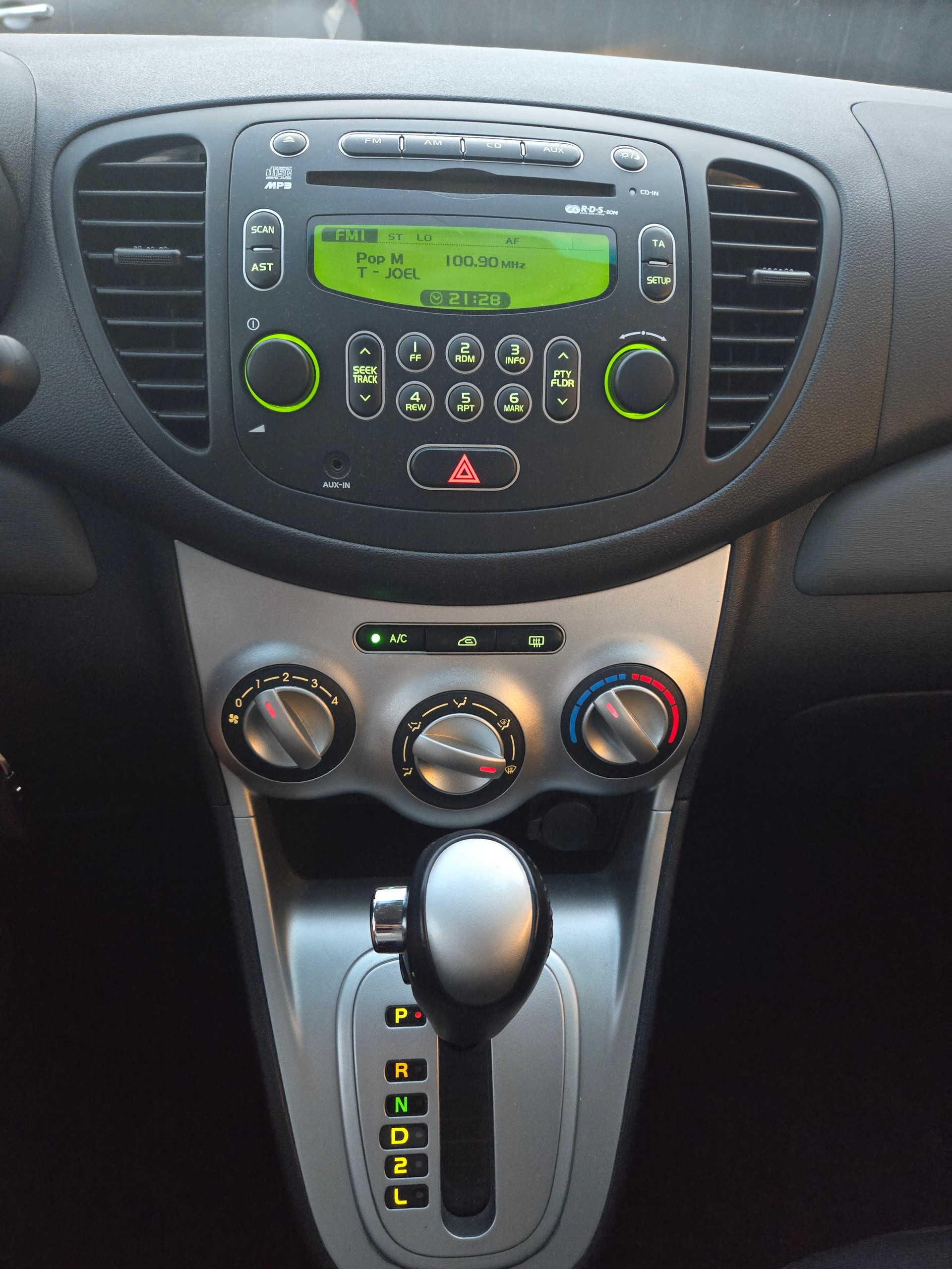 HYUNDAI i10 1.1 Style Automatic-image-15