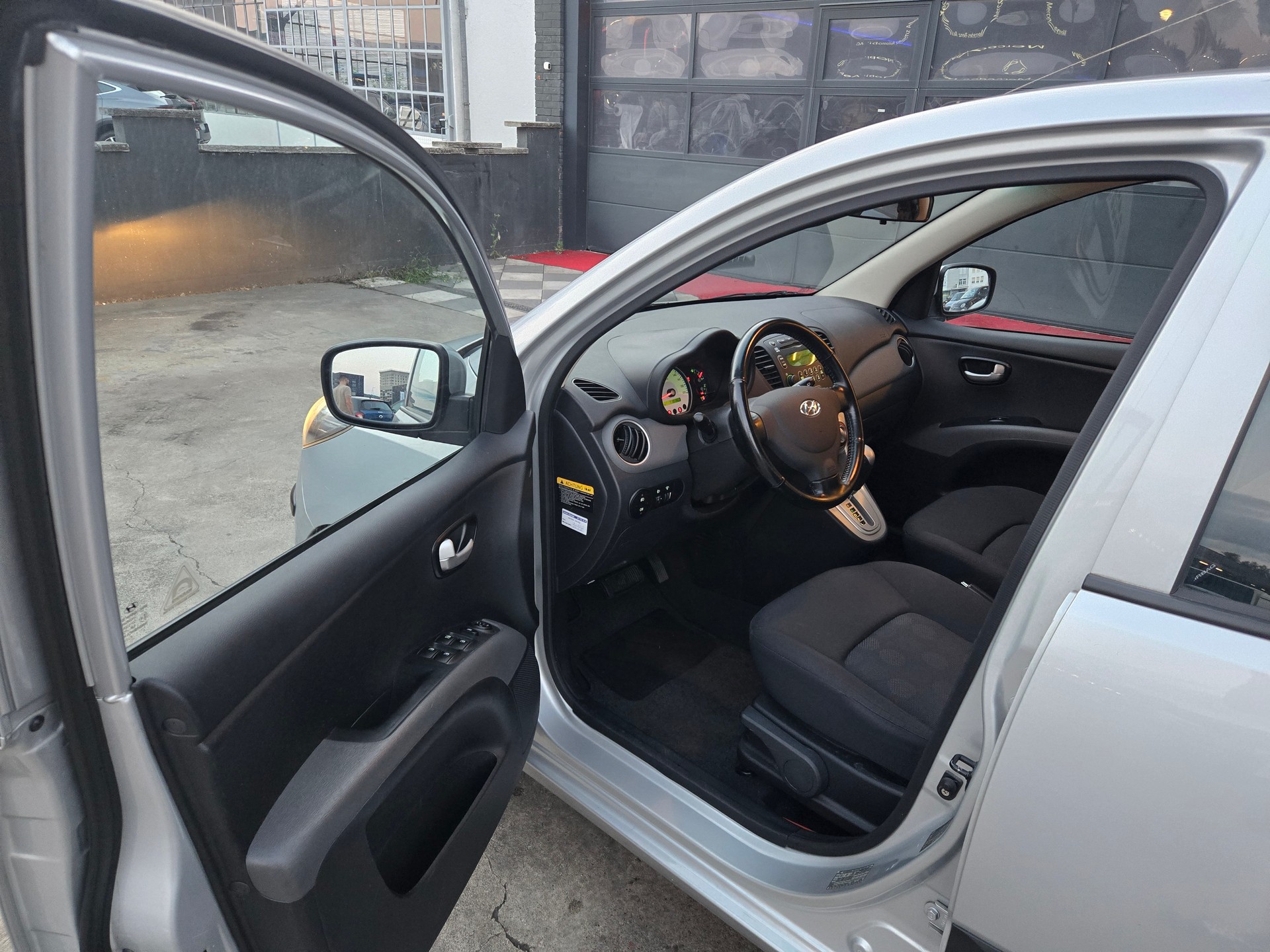 HYUNDAI i10 1.1 Style Automatic-image-8