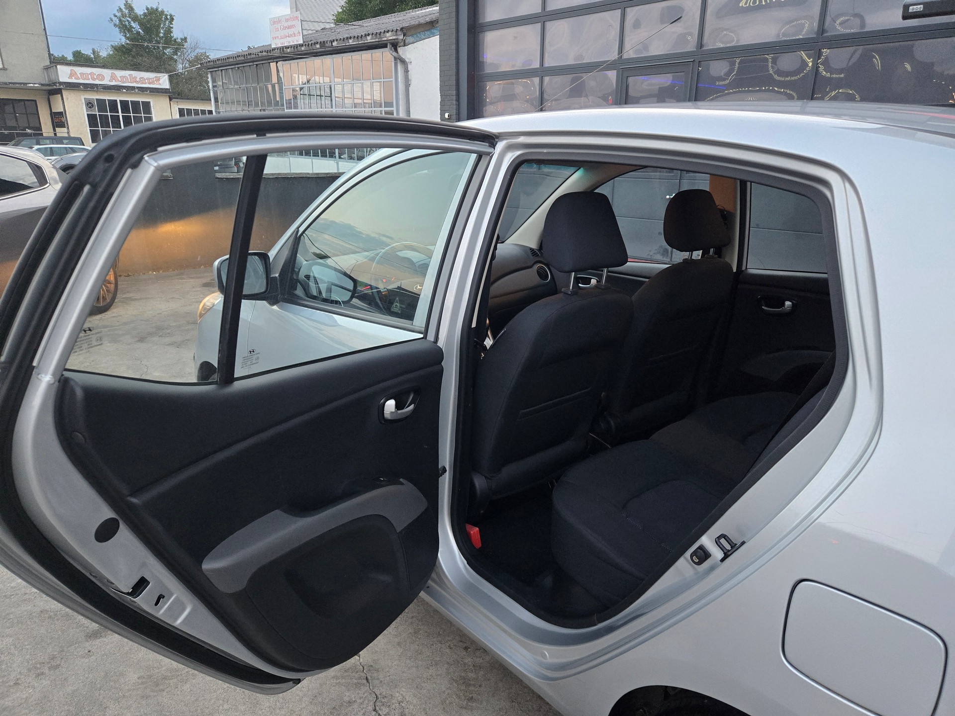HYUNDAI i10 1.1 Style Automatic-image-12