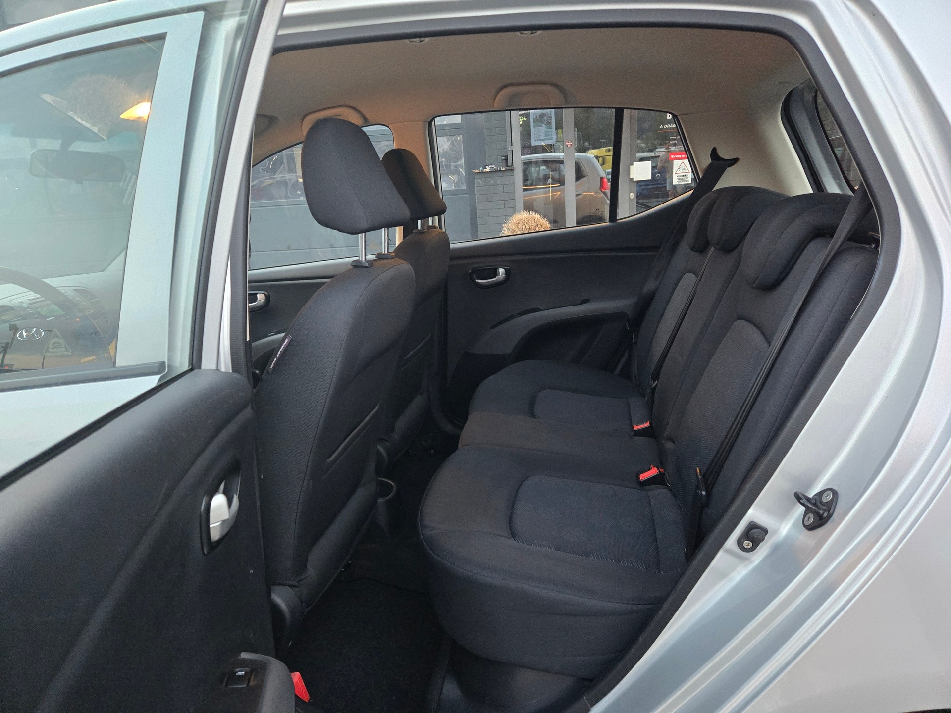 HYUNDAI i10 1.1 Style Automatic-image-13